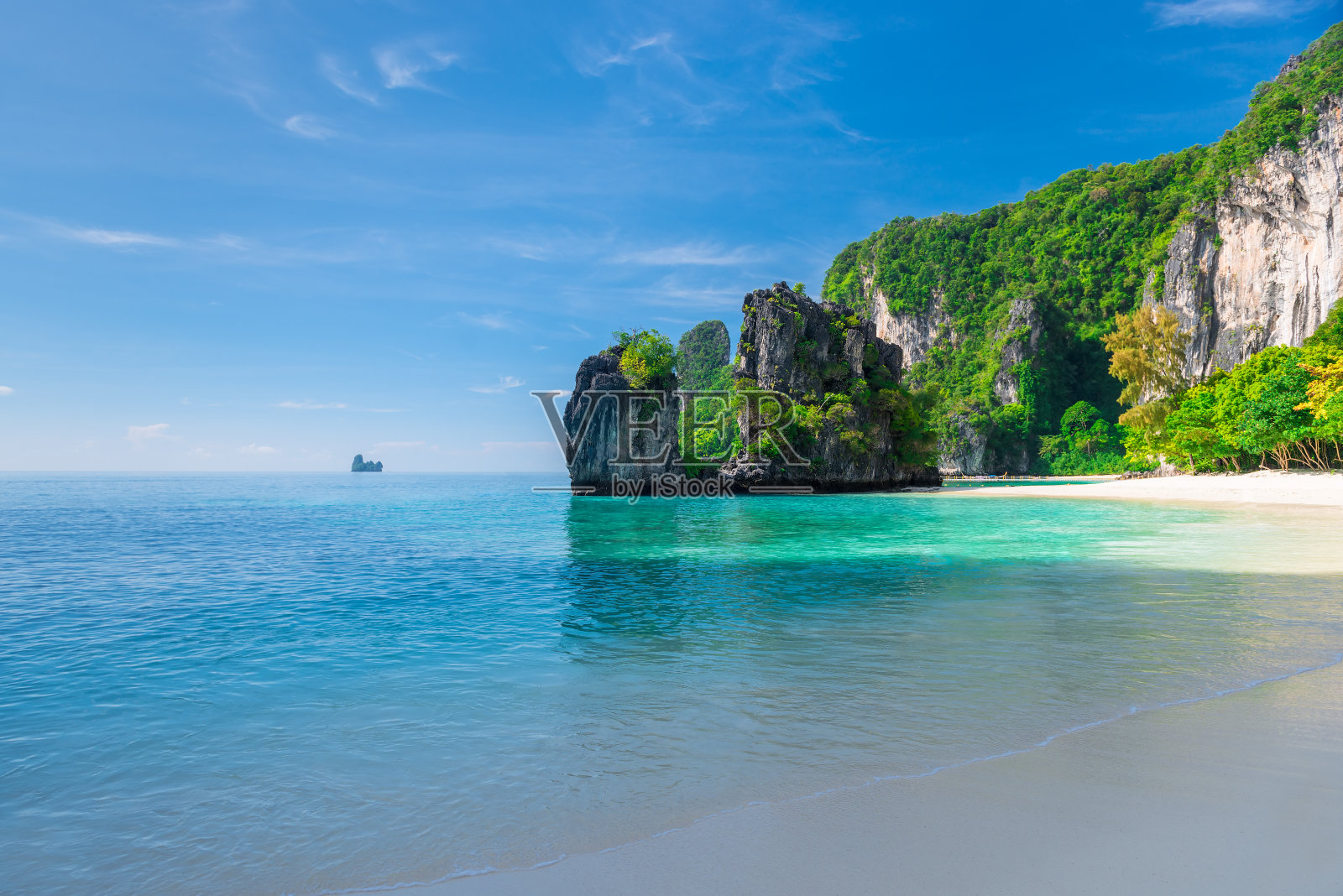 美丽的大海和沙滩，泰国Hong岛洁白的悬崖照片摄影图片