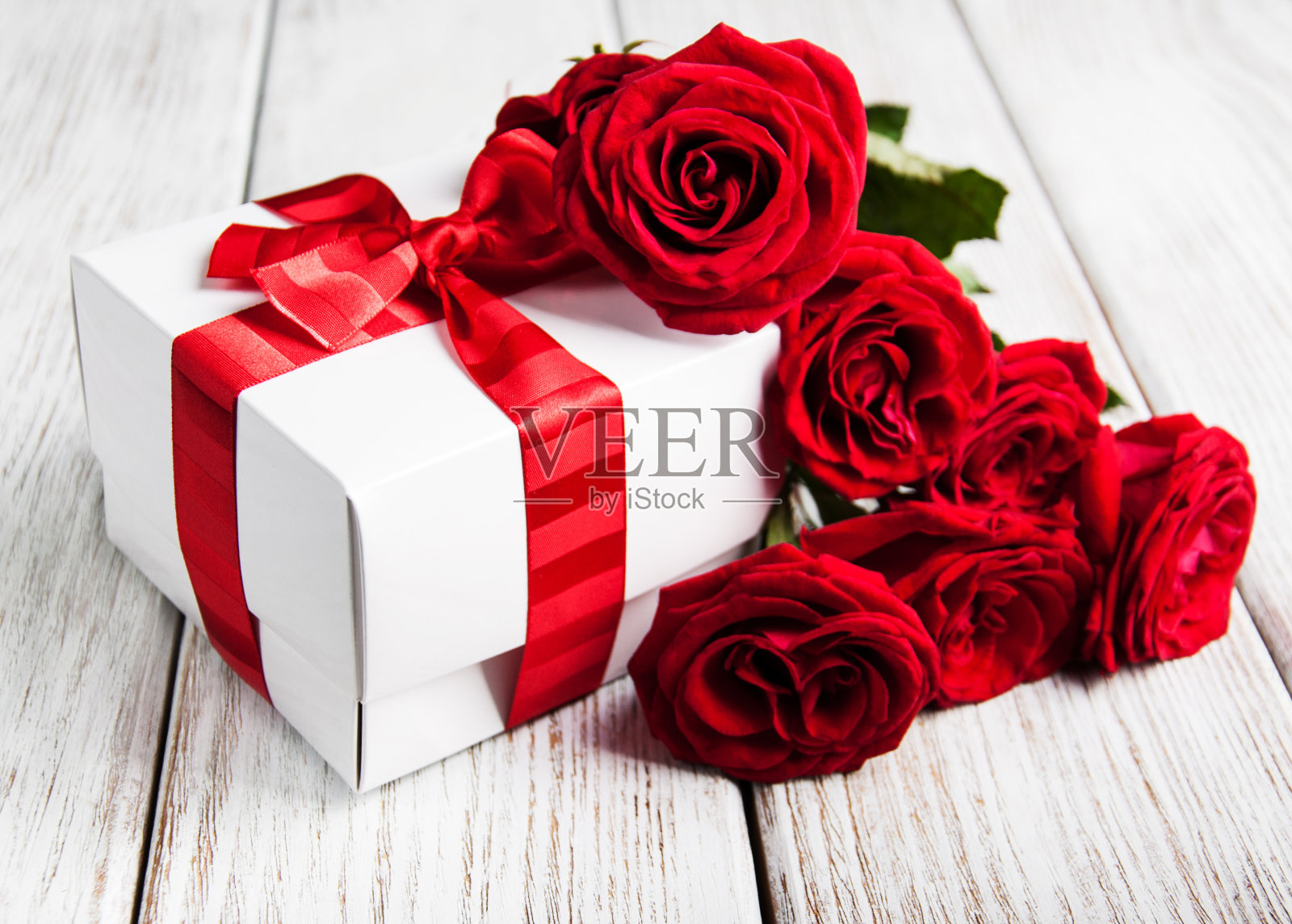 红玫瑰和礼盒照片摄影图片