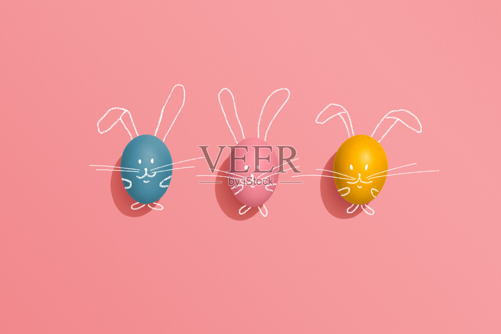粉色背景上的复活节彩蛋兔子照片摄影图片