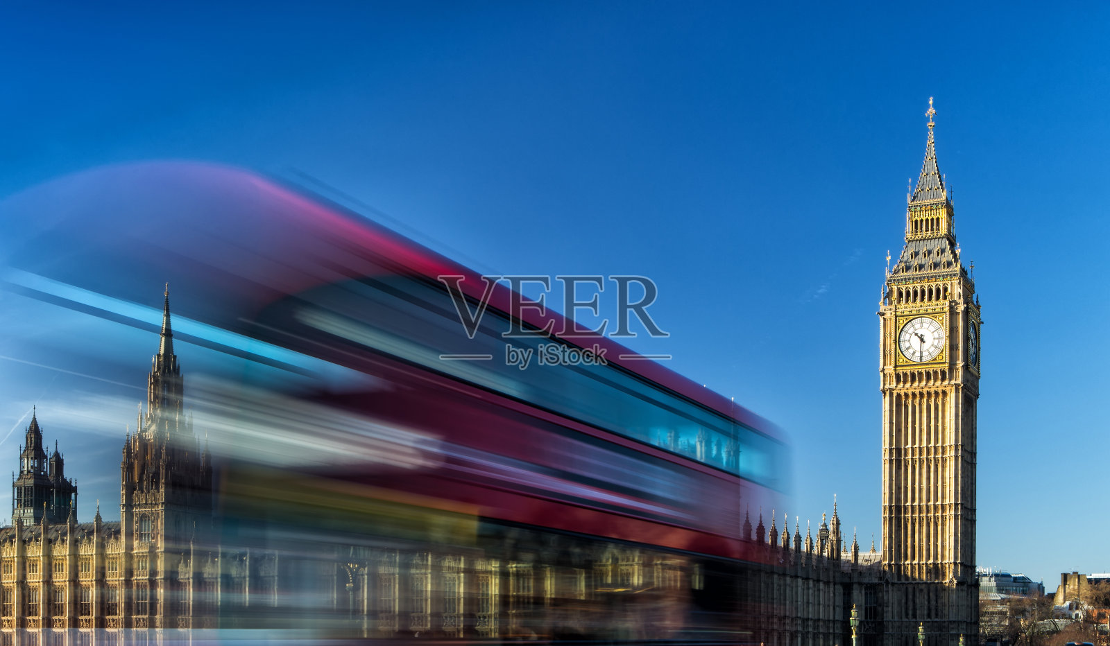 英国伦敦的大本钟和路过的红色巴士照片摄影图片