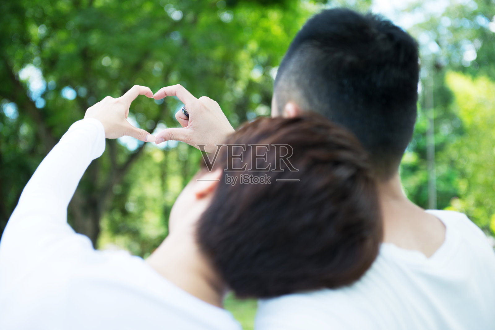 公园里的甜蜜亚洲情侣照片摄影图片