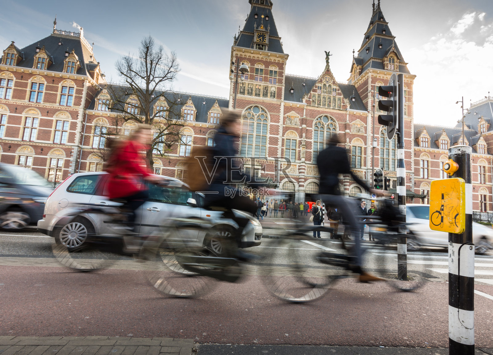 骑自行车的人在阿姆斯特丹国立博物馆前的街道上骑车照片摄影图片