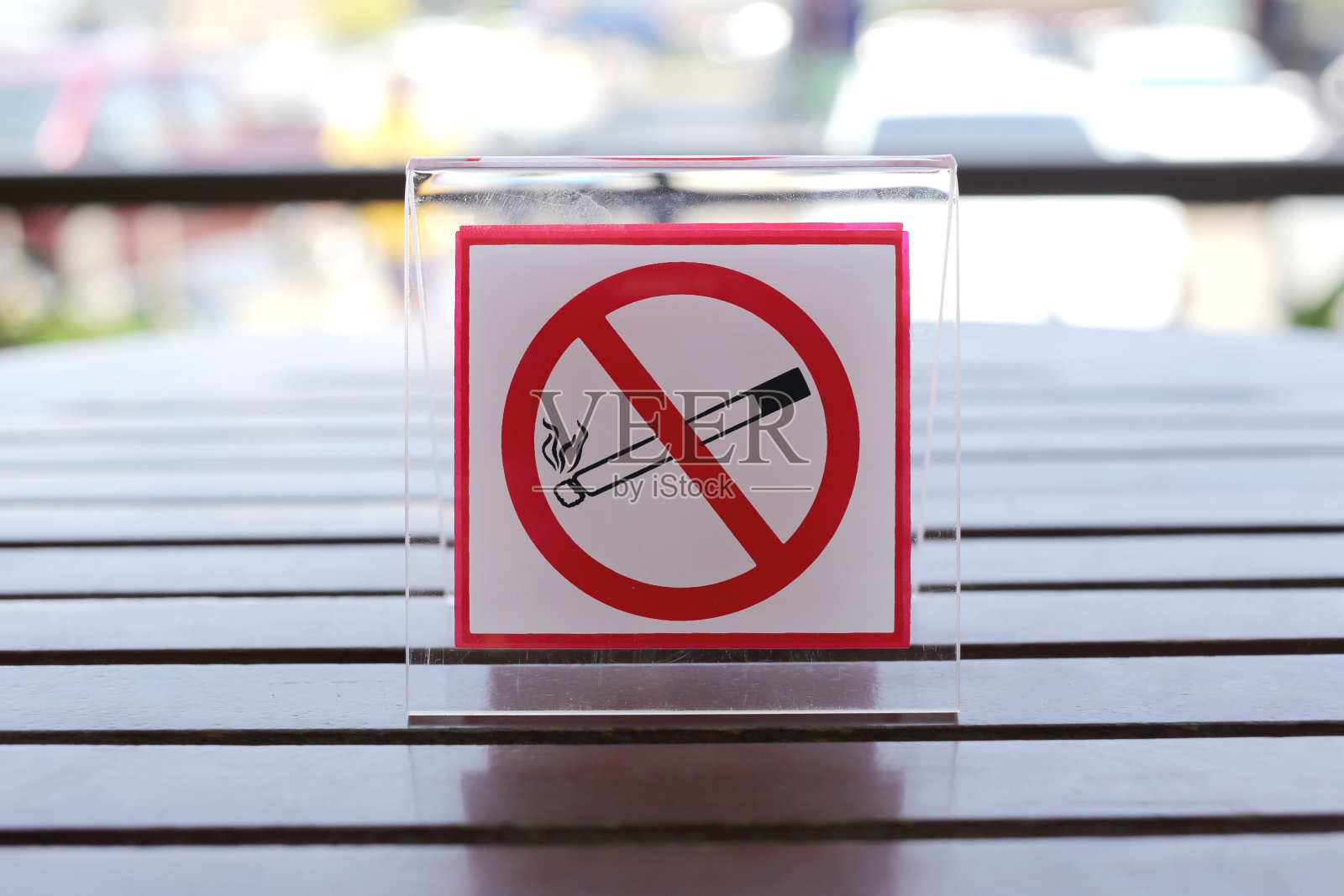 餐厅餐桌上禁止吸烟的标志。照片摄影图片