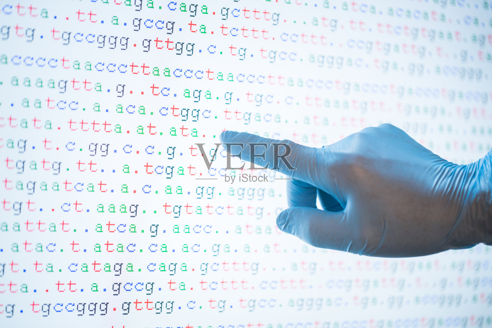 用一只手触摸屏幕上的DNA代码照片摄影图片