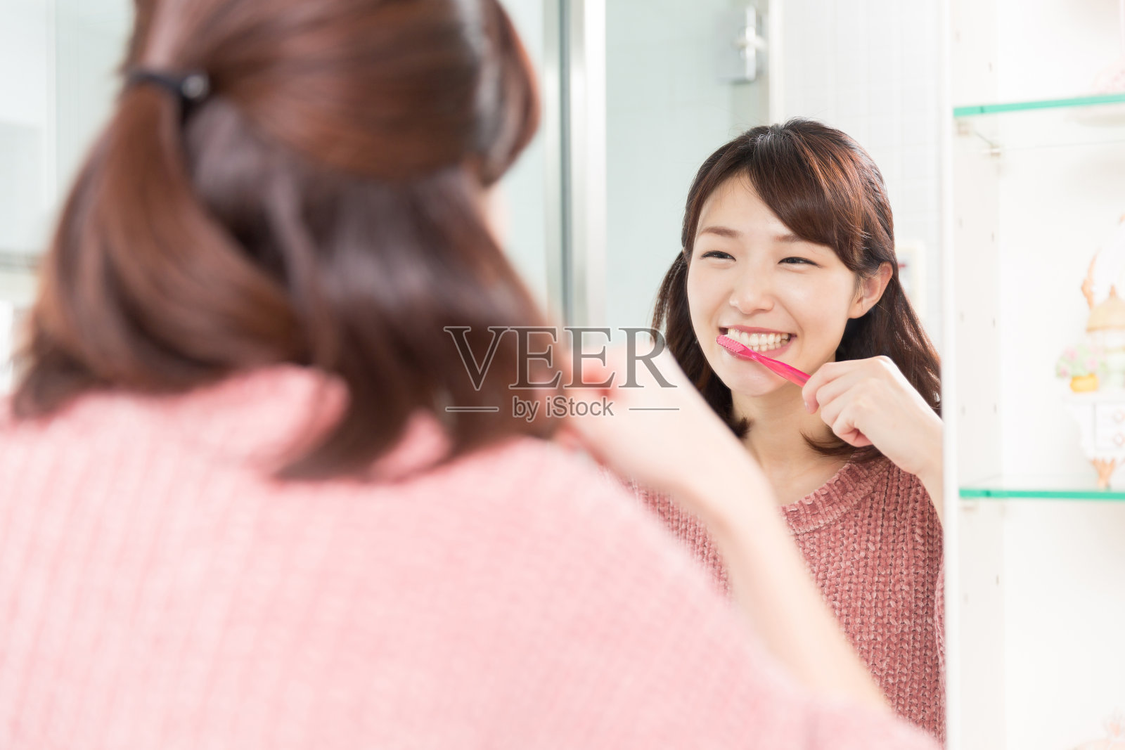 拿着牙刷的健康牙齿的女人照片摄影图片