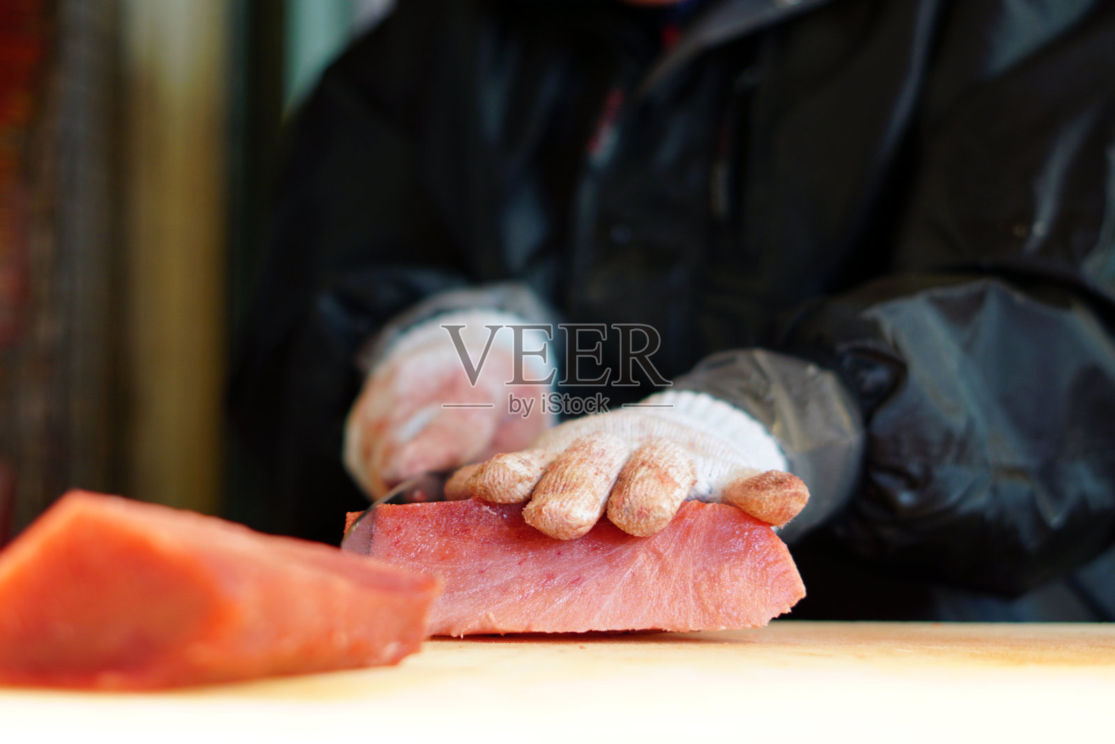 日本大阪的生鱼片厨师正在切新鲜的金枪鱼照片摄影图片