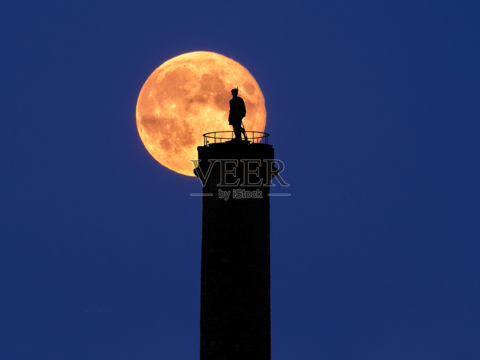 苏格兰格伦芬南纪念碑和升起的超级月亮照片摄影图片