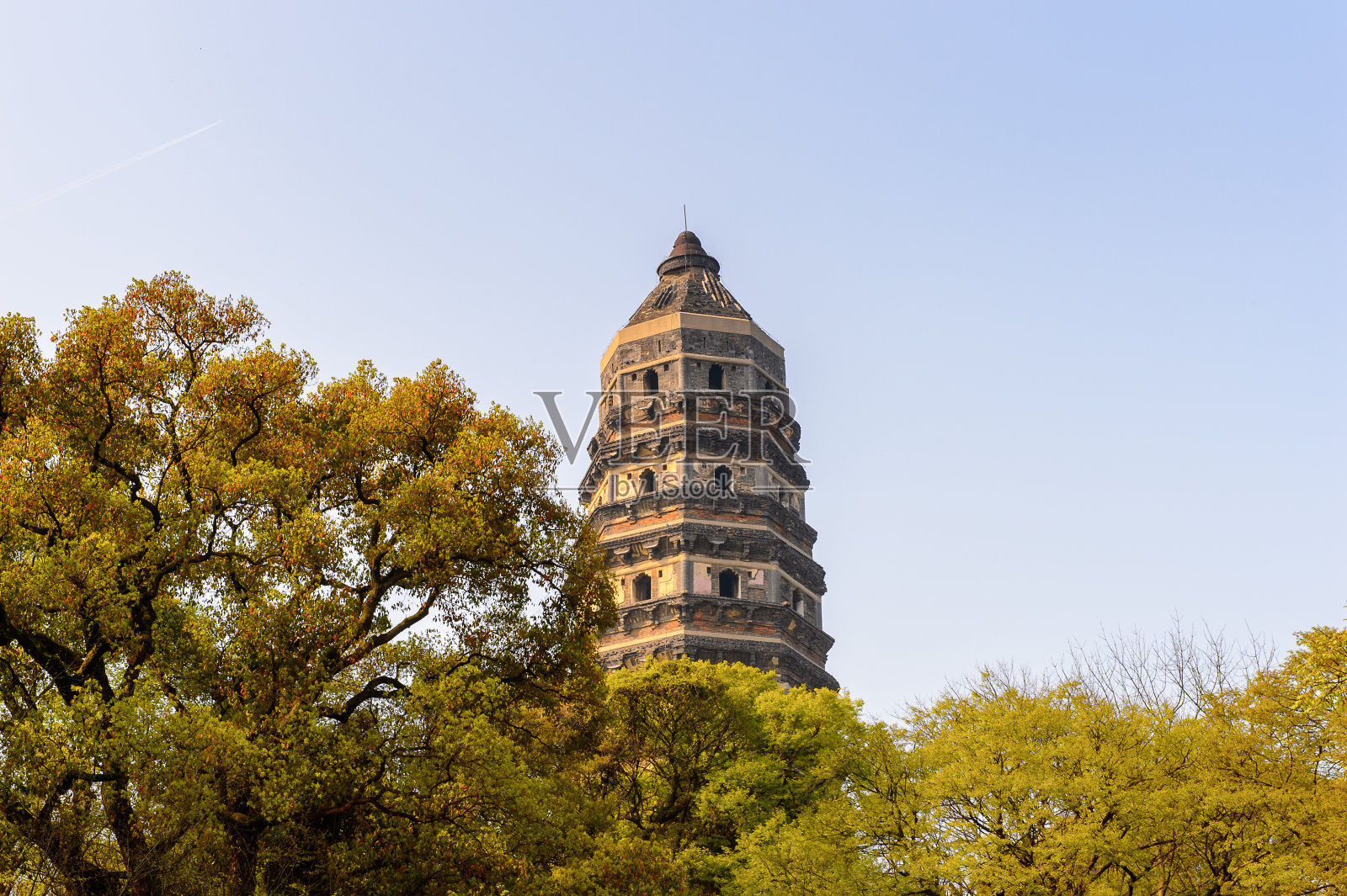 云雁塔(Tiger Hill Pagoda)位于中国东部江苏省苏州市的虎山上。照片摄影图片