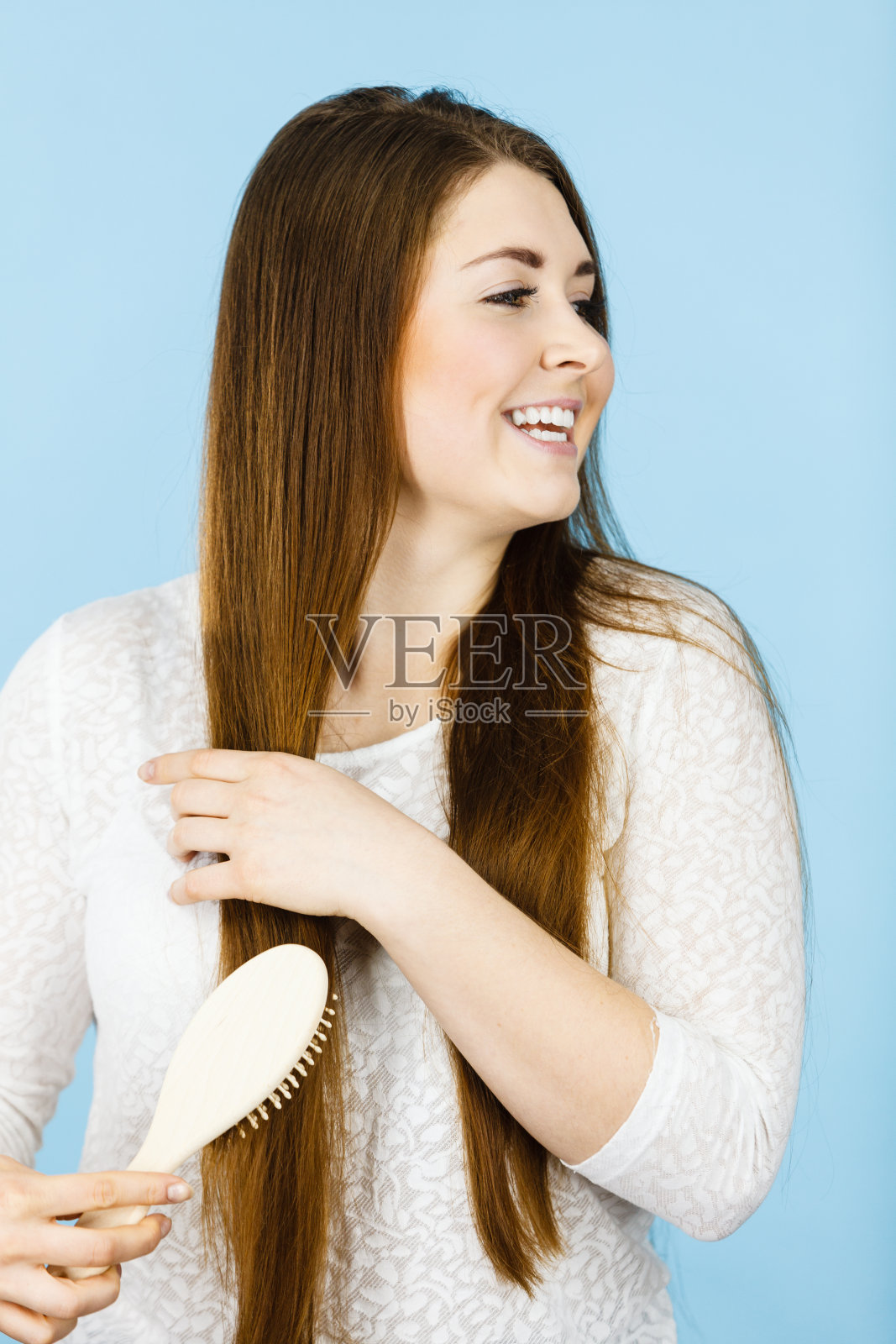 梳着头发的快乐女人照片摄影图片