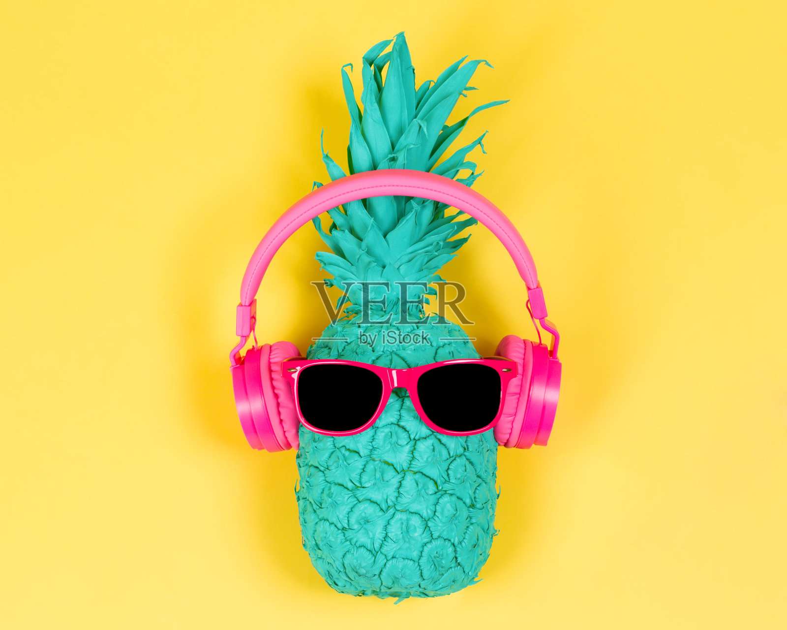 粉色耳机里的菠萝照片摄影图片