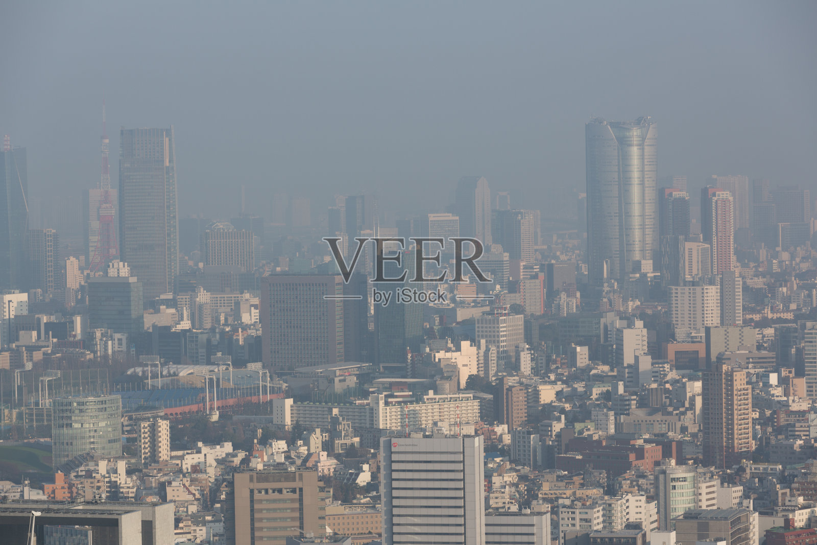 空气污染，雾霾覆盖了日本东京的天际线照片摄影图片