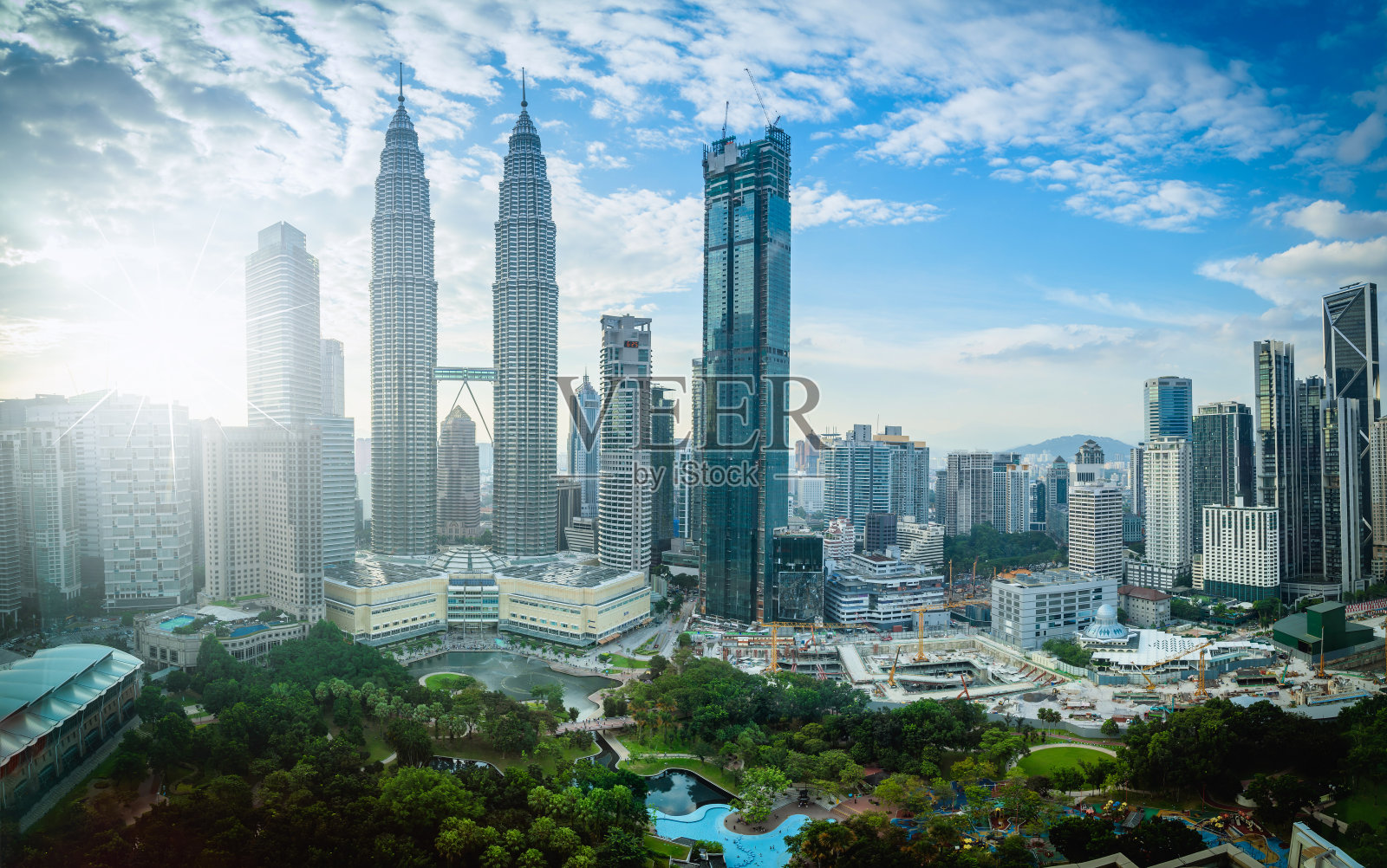 吉隆坡城市天际线的城市景观在蓝天与阳光在马来西亚的白天。照片摄影图片