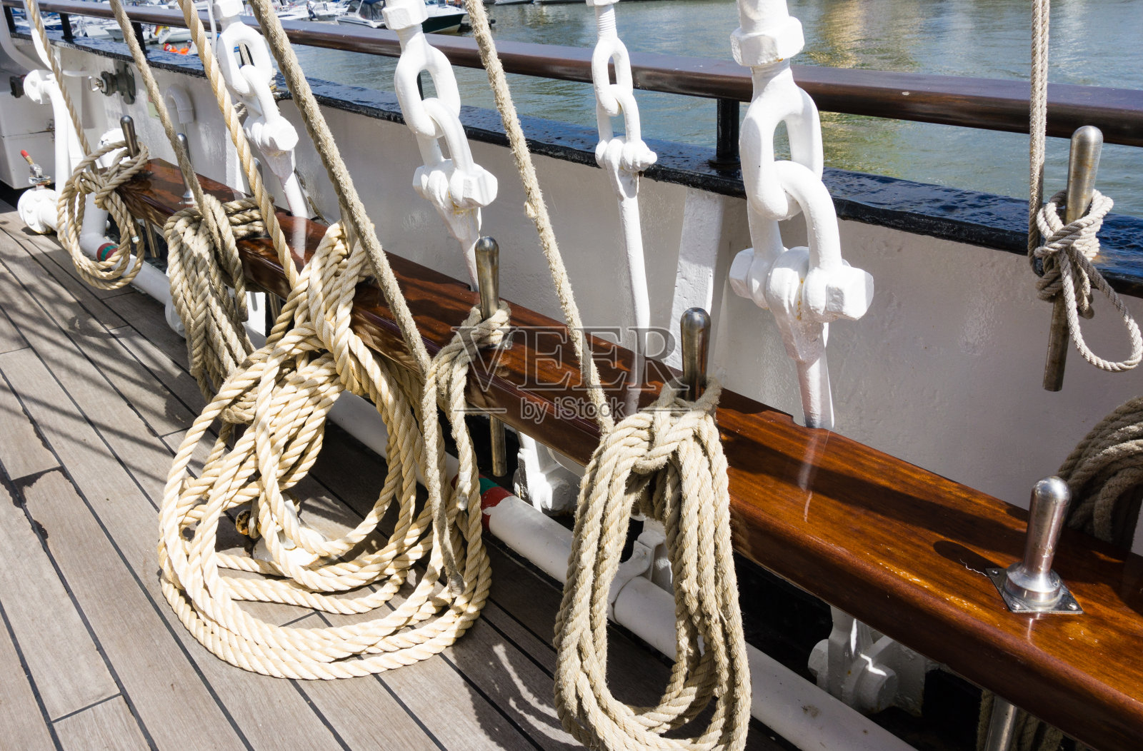 带绳子的木卷，如滑车或旧帆船上的旧绞车照片摄影图片