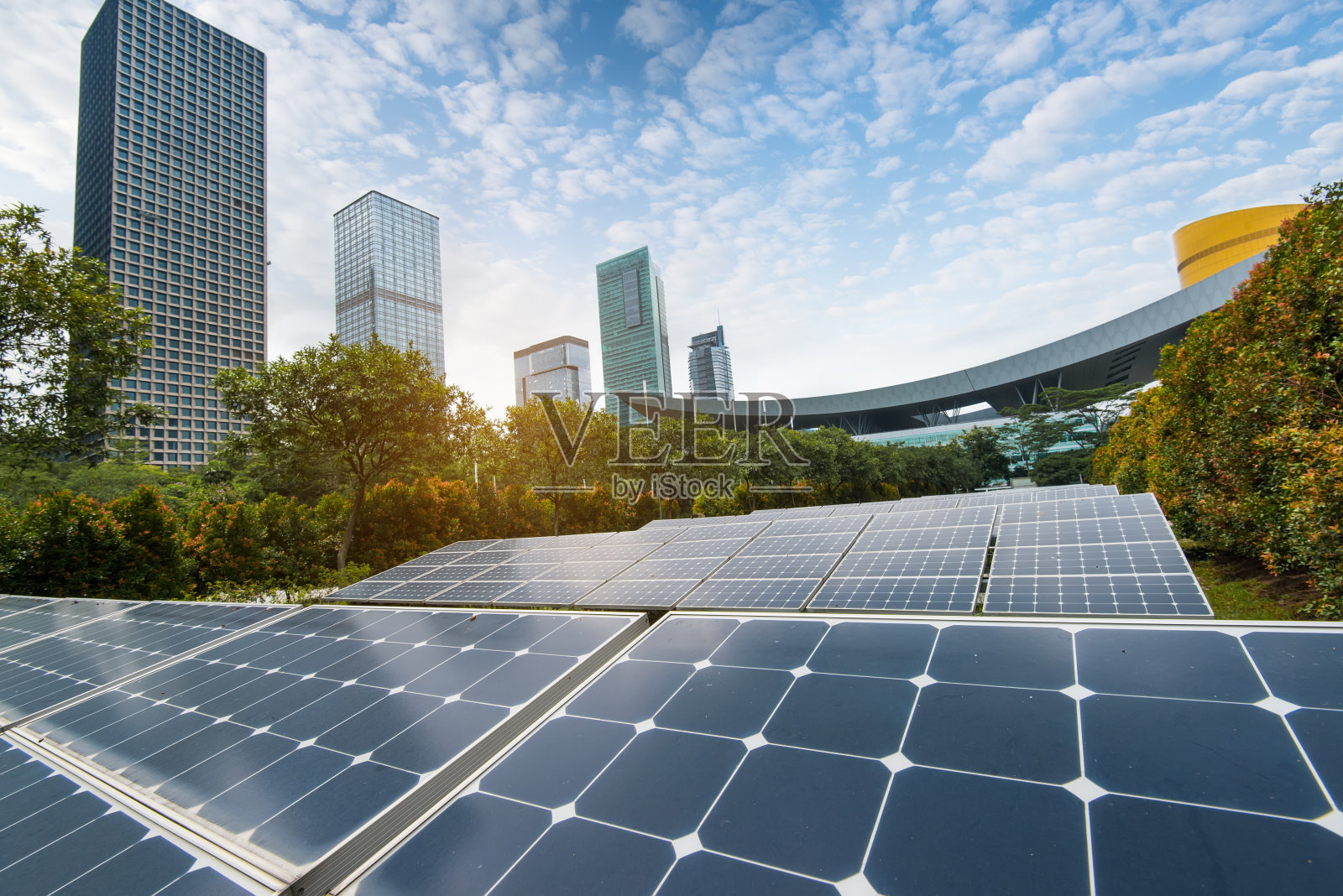 现代城市中的太阳能发电厂，可持续的可再生能源照片摄影图片