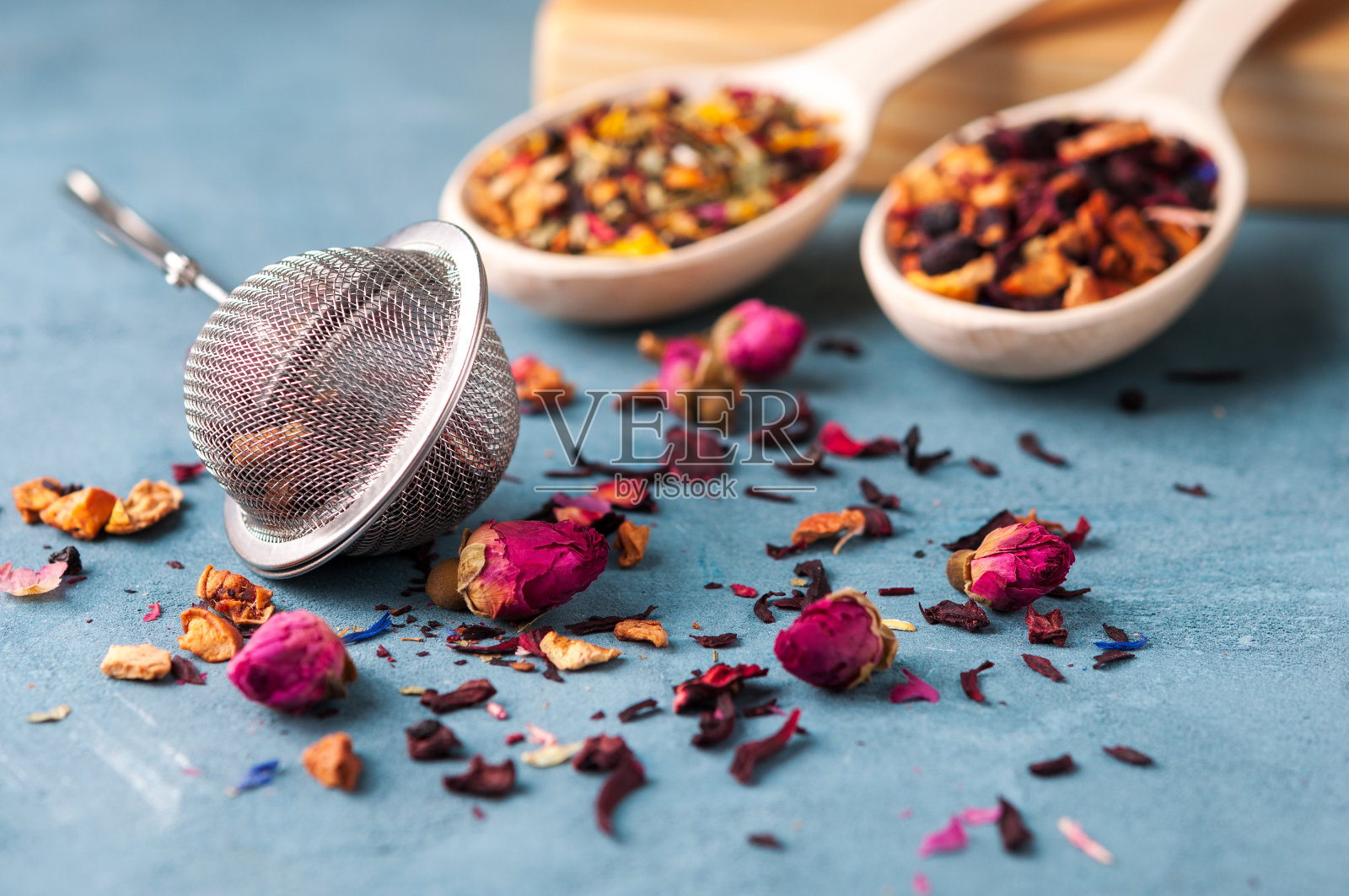 用于泡茶的滤网，不同类型的茶，香料和玫瑰干照片摄影图片