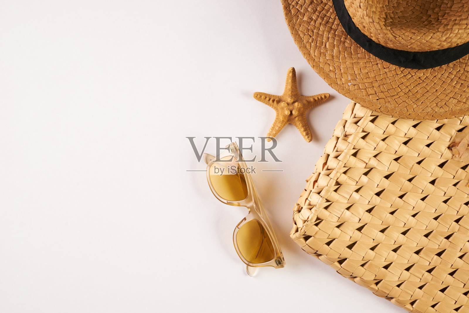 草帽，太阳镜，贝壳和稻草沙滩包孤立在白色背景与拷贝空间照片摄影图片