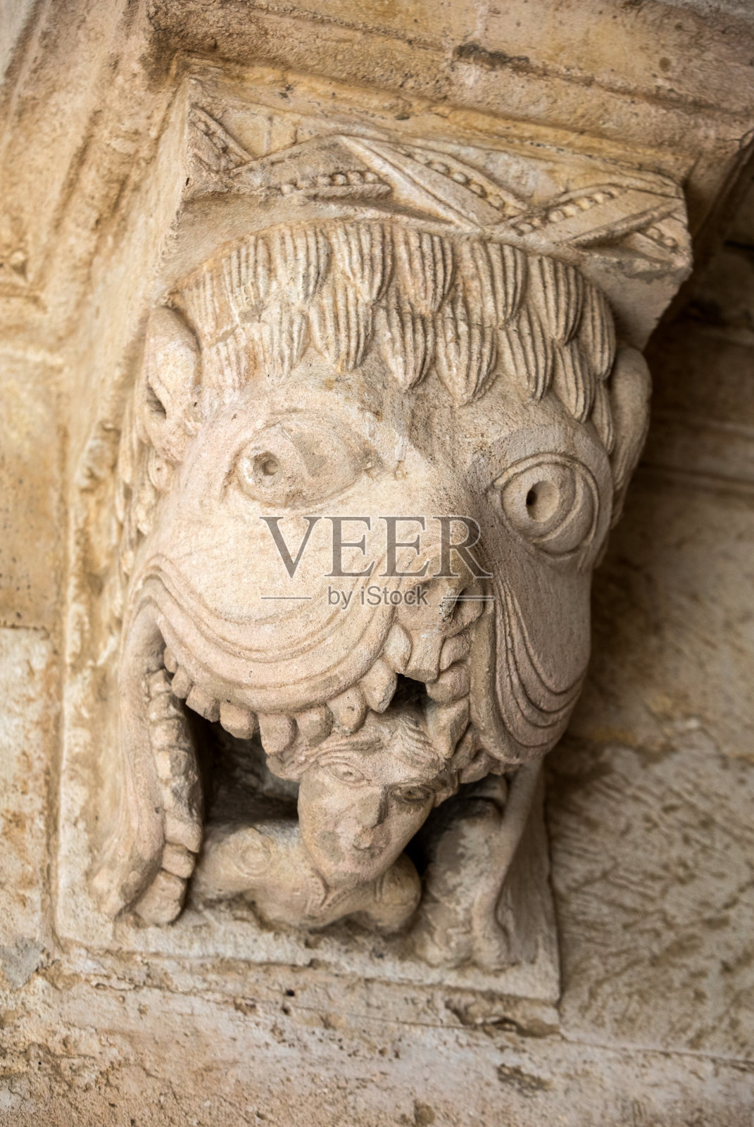 怪物或Tarasque吞噬一个罪恶c12罗马雕刻在修道院蒙马儒附近的法国普罗旺斯照片摄影图片