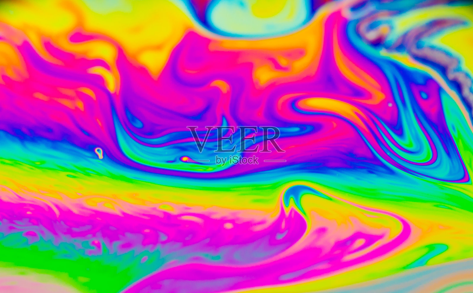 彩虹的颜色是由肥皂、泡泡创造的照片摄影图片