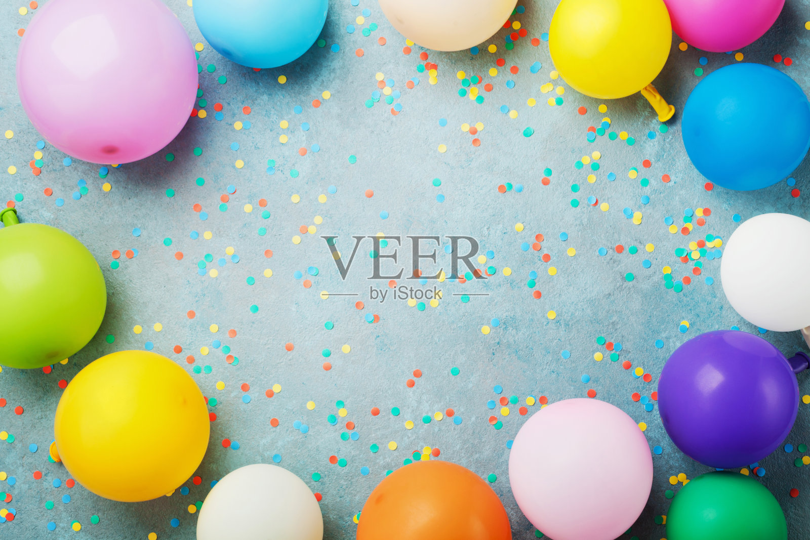 彩色气球和五彩纸屑在绿松石桌顶视图。生日、假日或聚会背景。平的风格。照片摄影图片