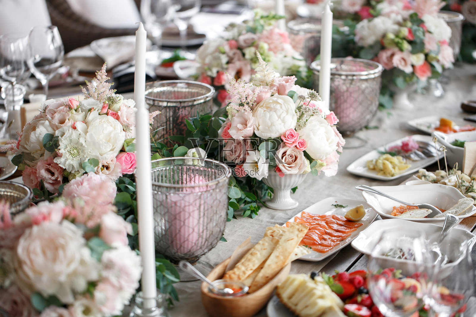 豪华、优雅的婚宴餐桌布置，花卉装饰照片摄影图片