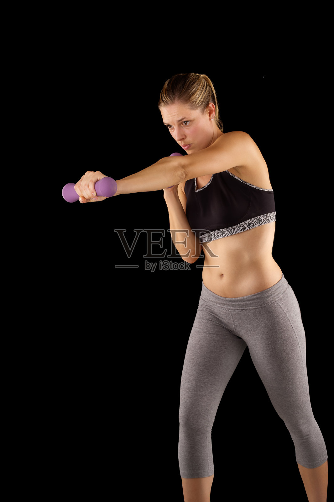 举着重物的运动女孩。健身房的概念。照片摄影图片