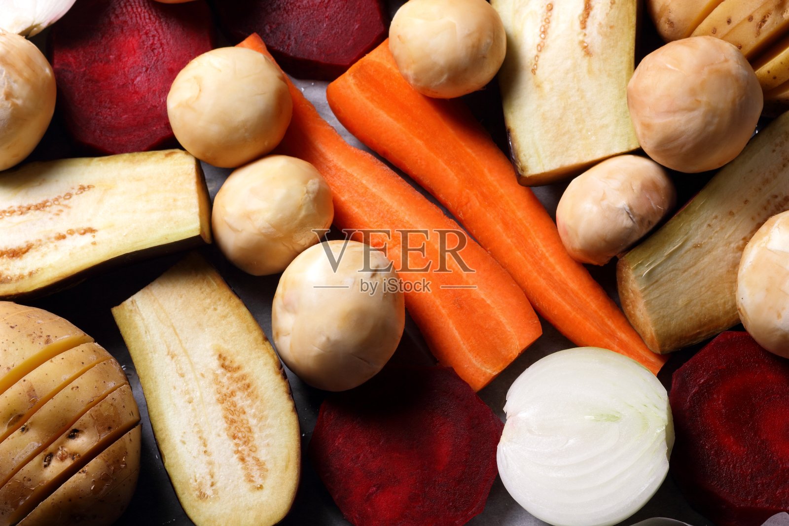 茄子，胡萝卜，洋葱，蘑菇，土豆，甜菜在家庭厨房烹饪之前照片摄影图片