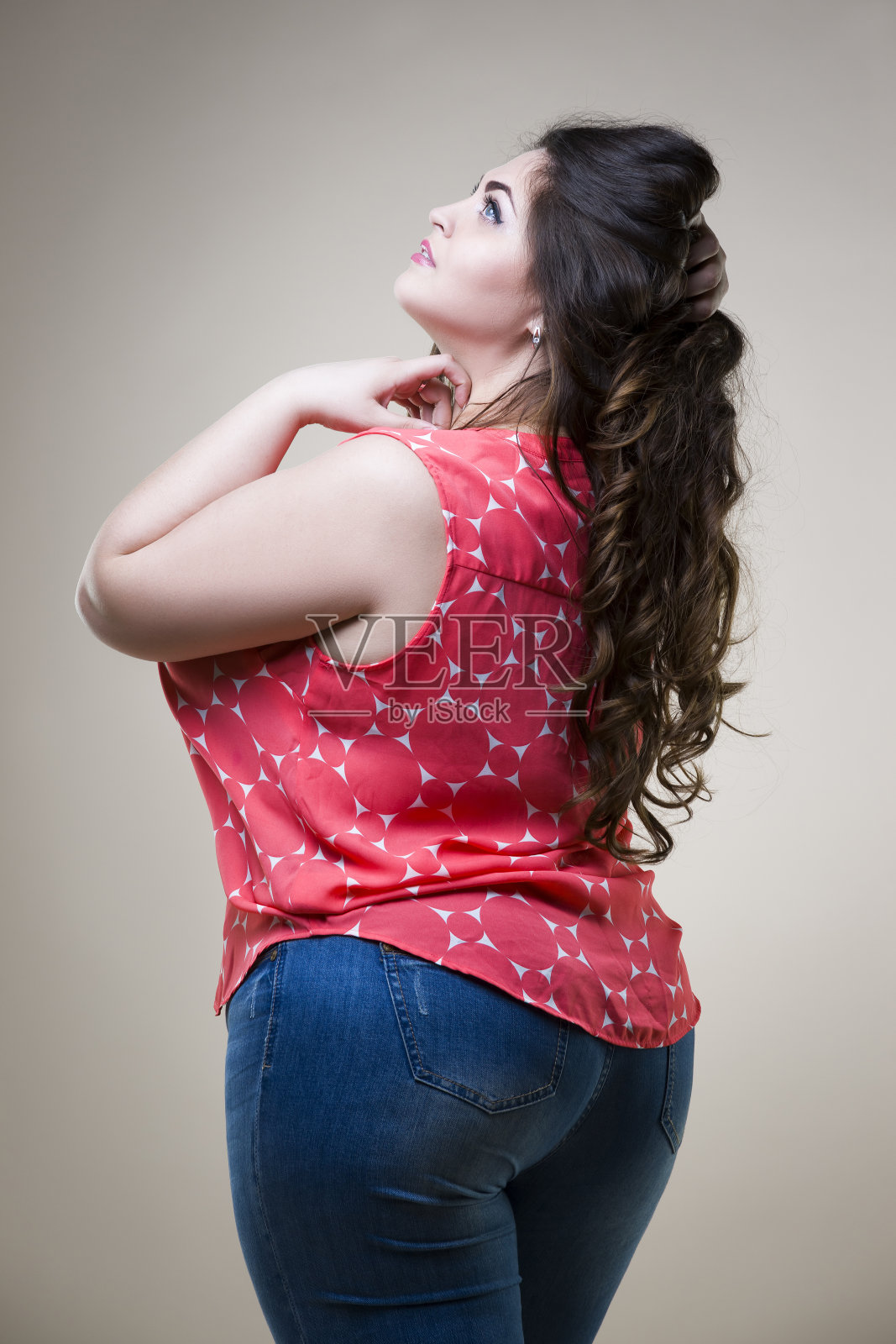 加码时装模特在休闲服装，肥胖的女人在米色背景，超重的女性身体照片摄影图片