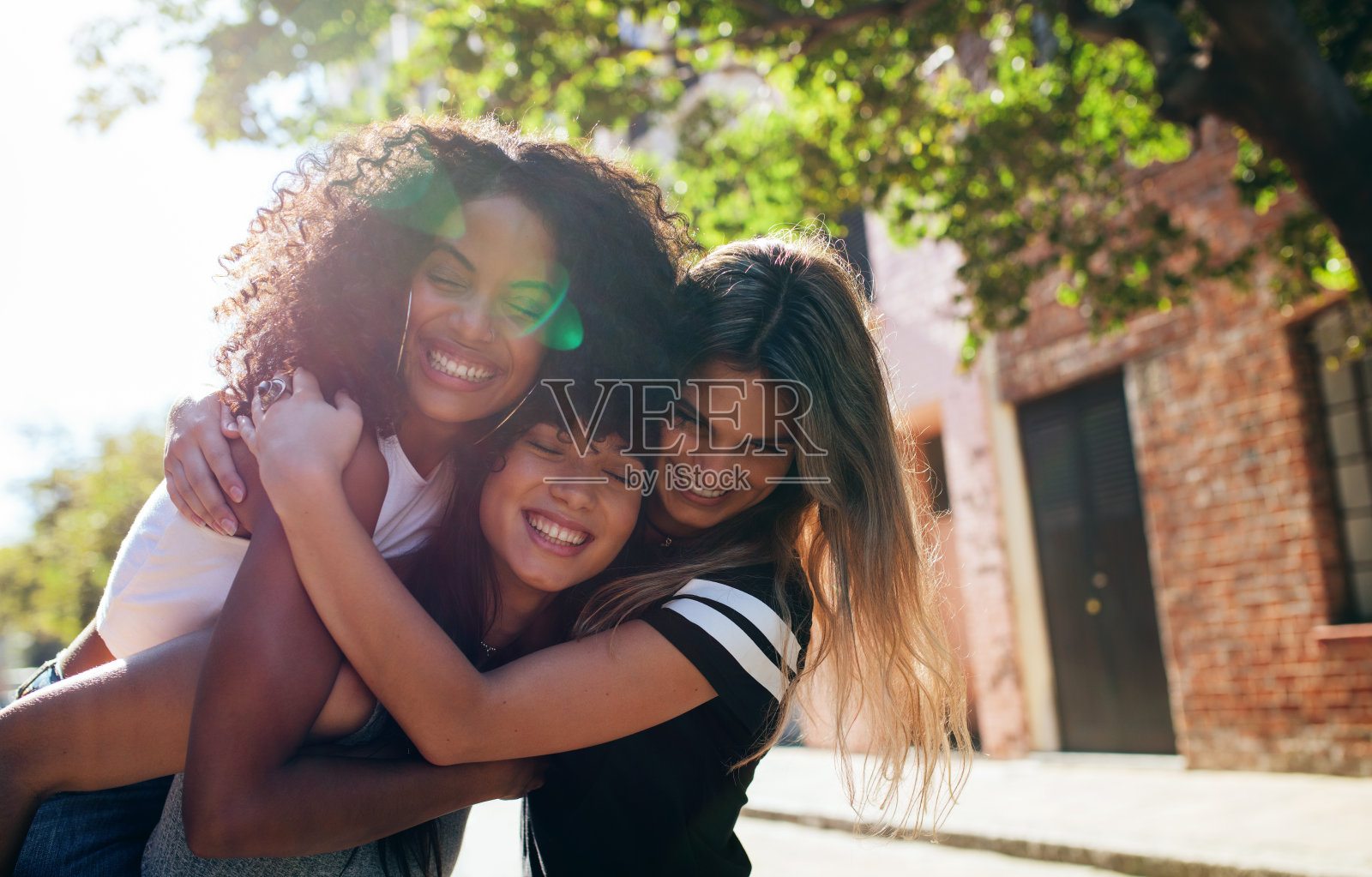 一群女性朋友在城市街道上享受户外活动照片摄影图片