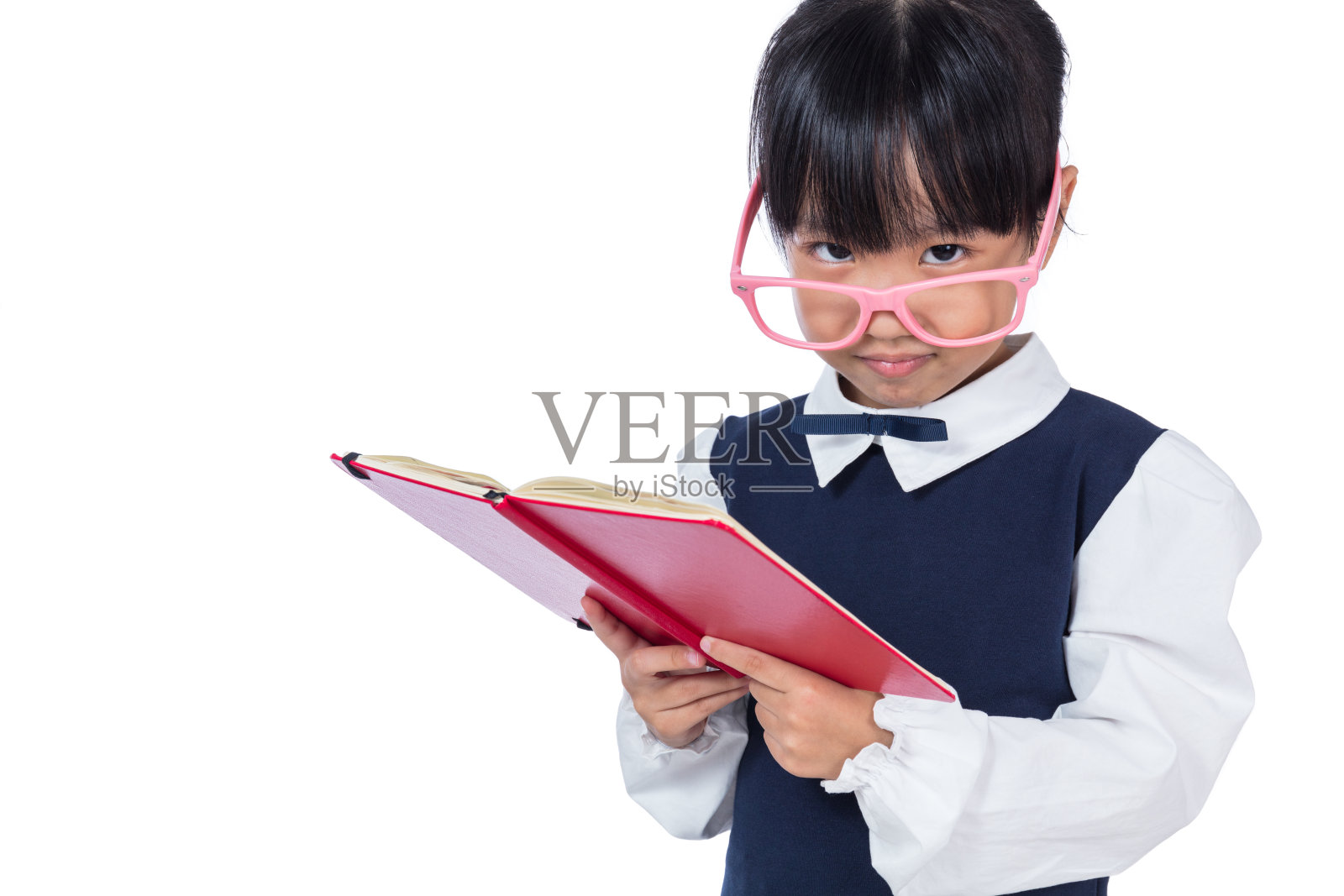 亚裔华裔小学女生在校服看书照片摄影图片