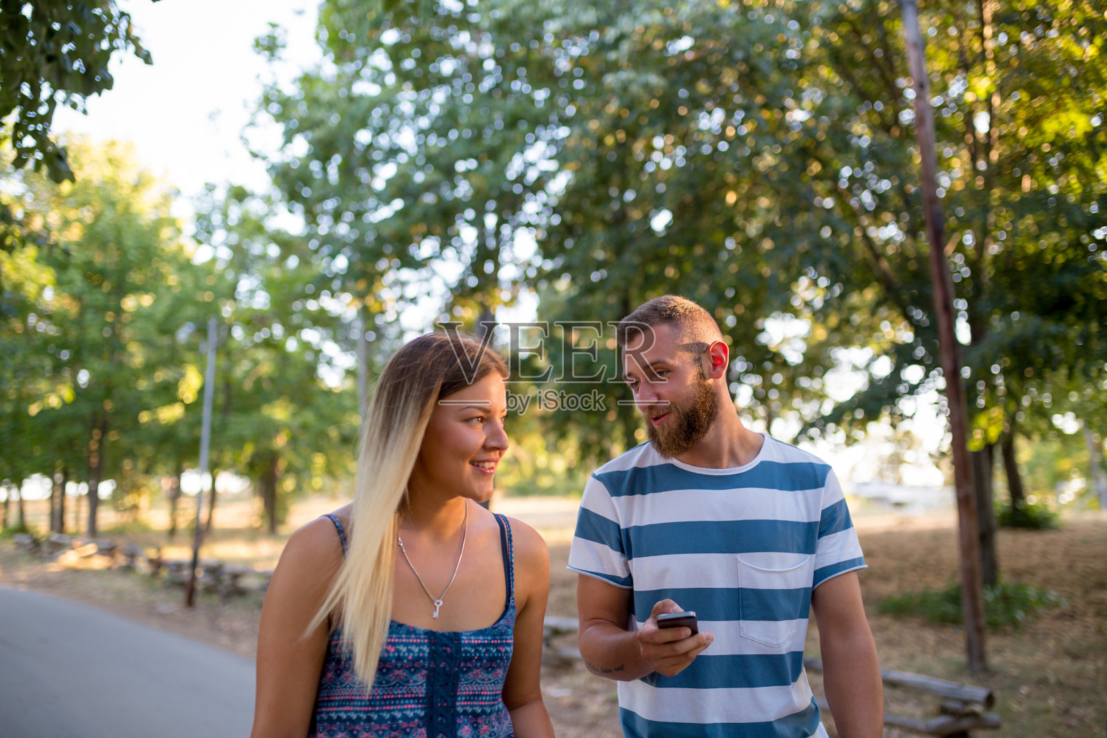快乐的年轻夫妇骑自行车照片摄影图片