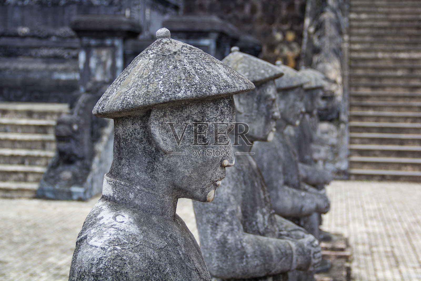 越南顺化开定墓中的石雕士兵照片摄影图片