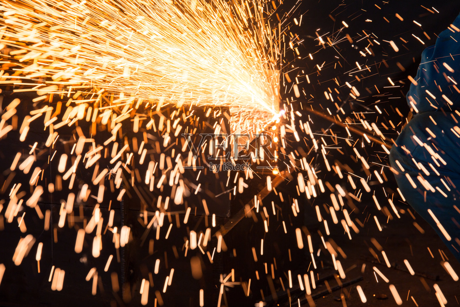 冶炼行业中的火花照片摄影图片