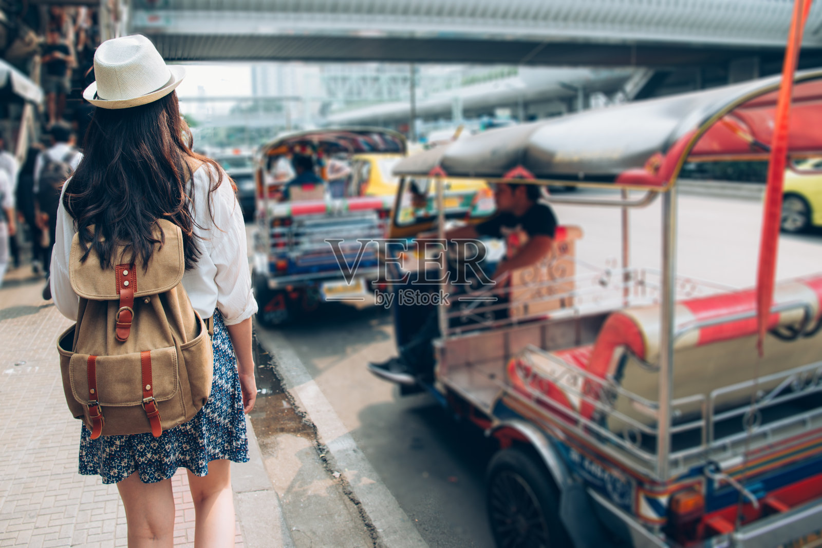 泰国传统出租车嘟嘟车与女人照片摄影图片