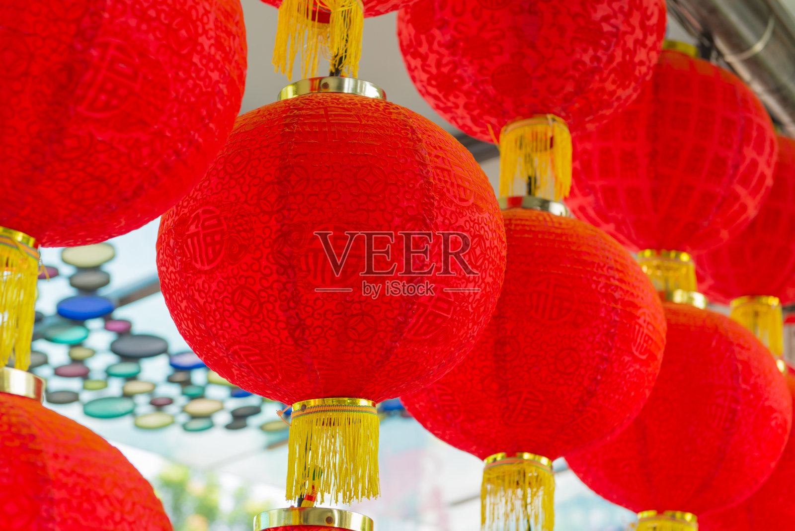 中国寺庙里挂着传统的红灯笼照片摄影图片
