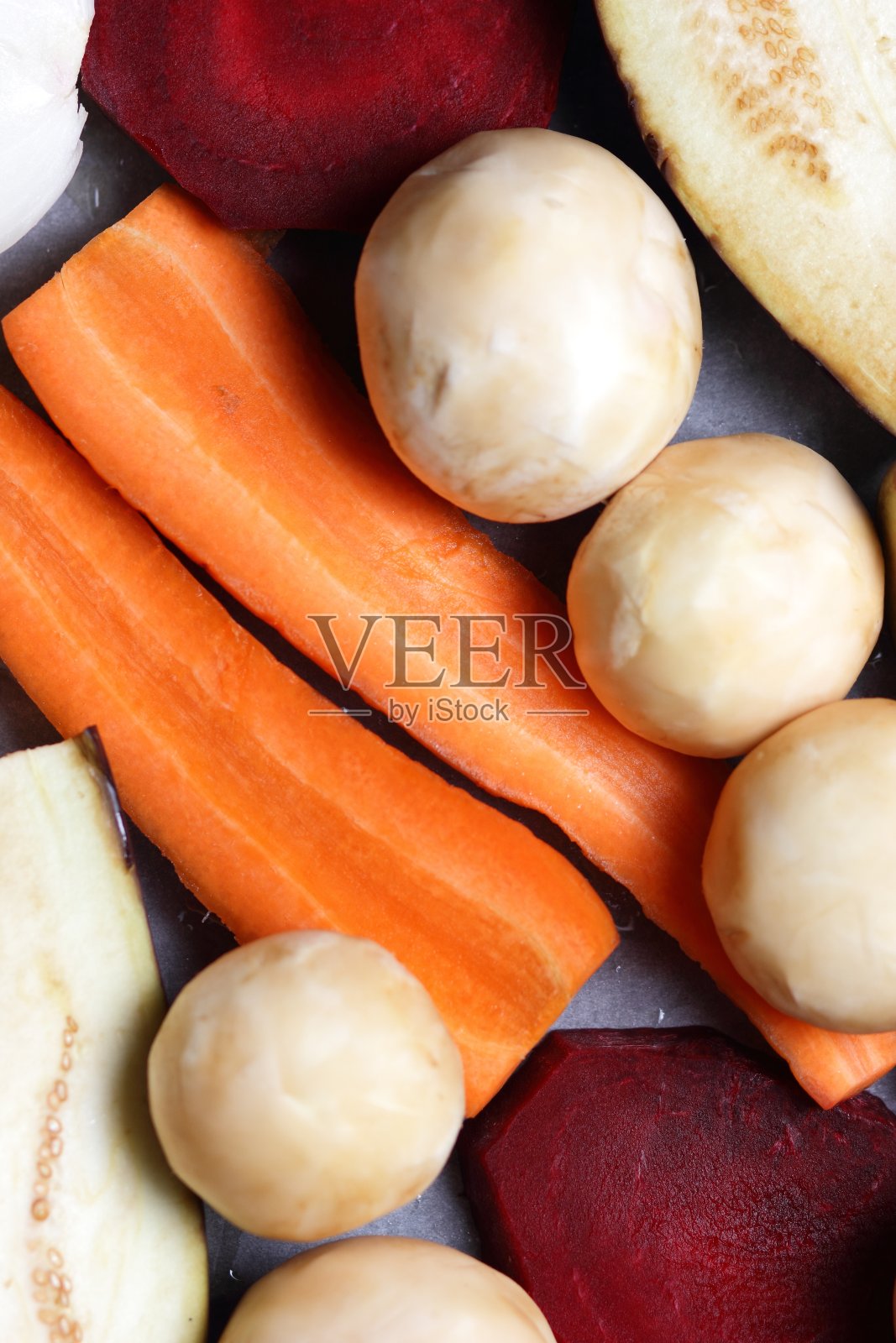 茄子，胡萝卜，洋葱，蘑菇，土豆，甜菜在家庭厨房烹饪之前照片摄影图片