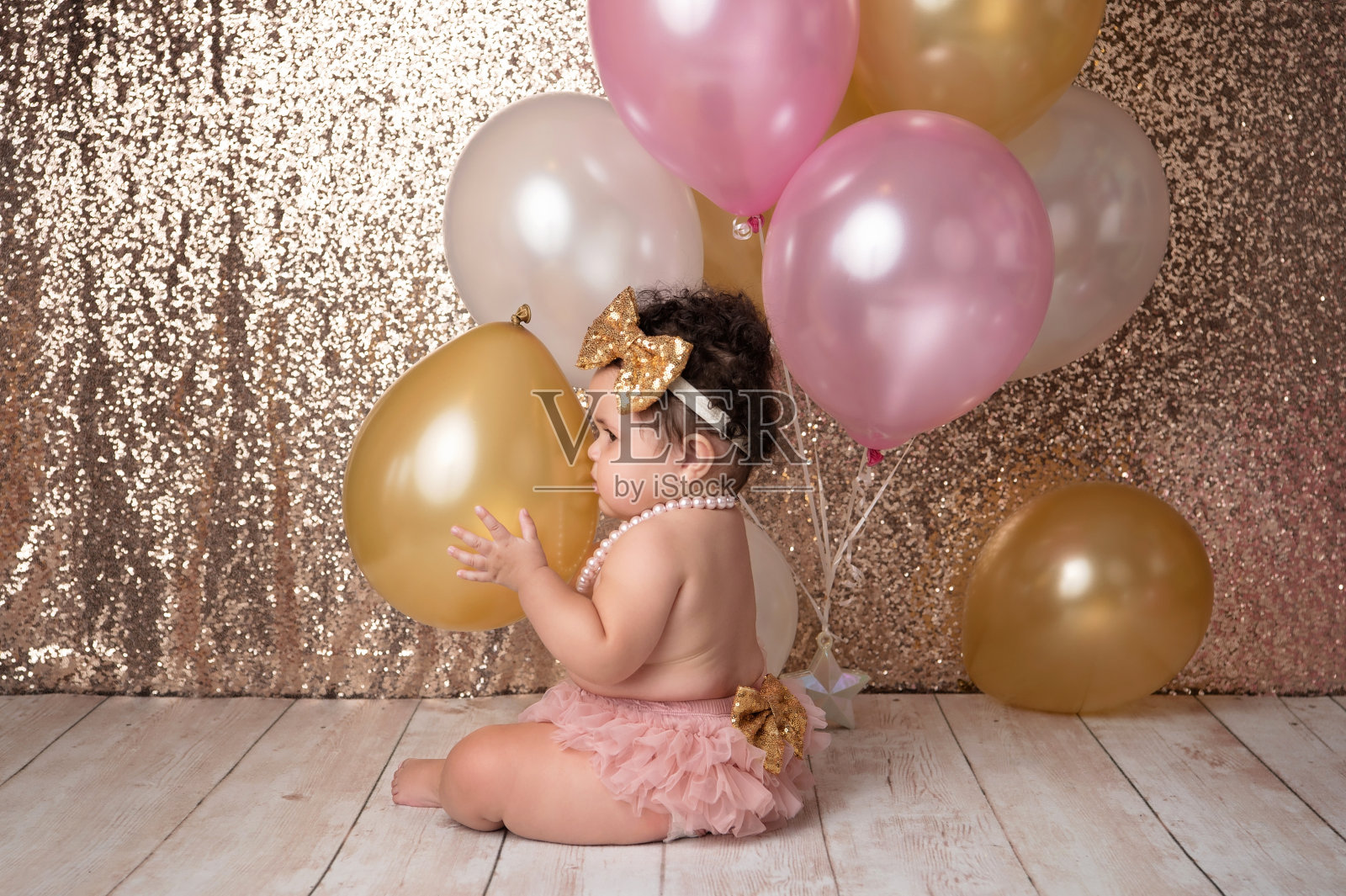 一个一岁的小女孩和气球照片摄影图片