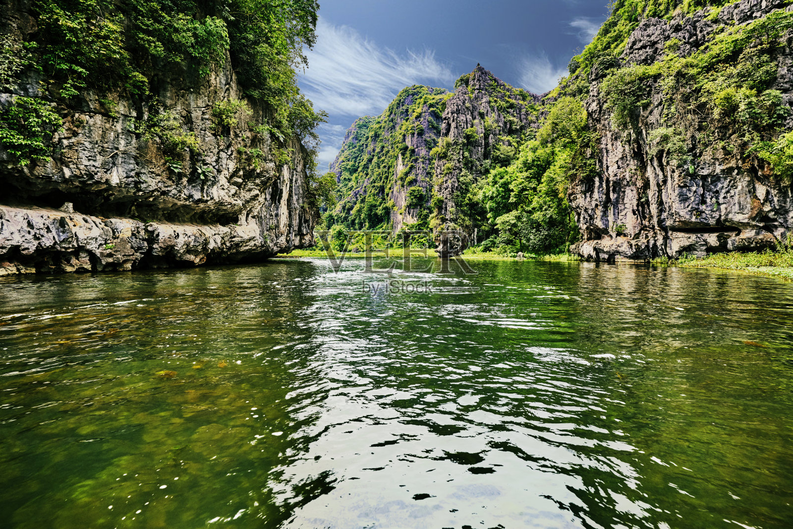 美丽的绿色石灰岩山在亚洲越南照片摄影图片