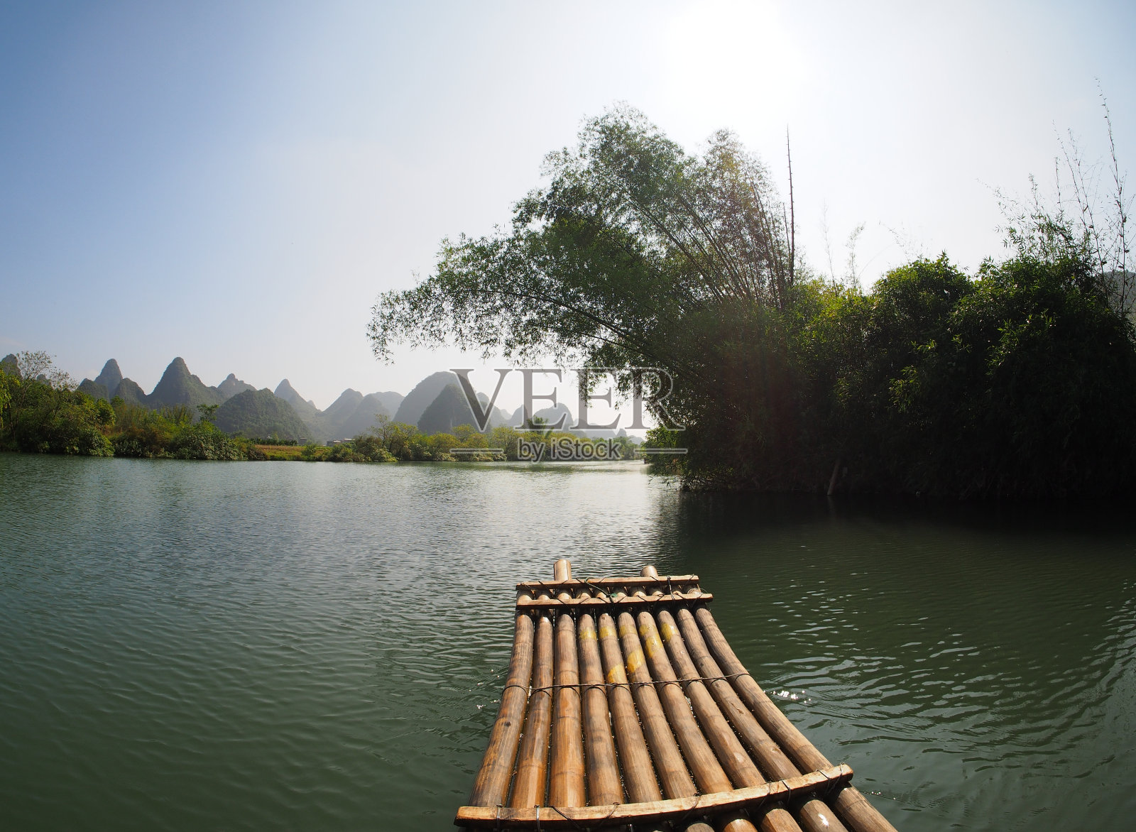 木筏漂浮在遇龙河上照片摄影图片