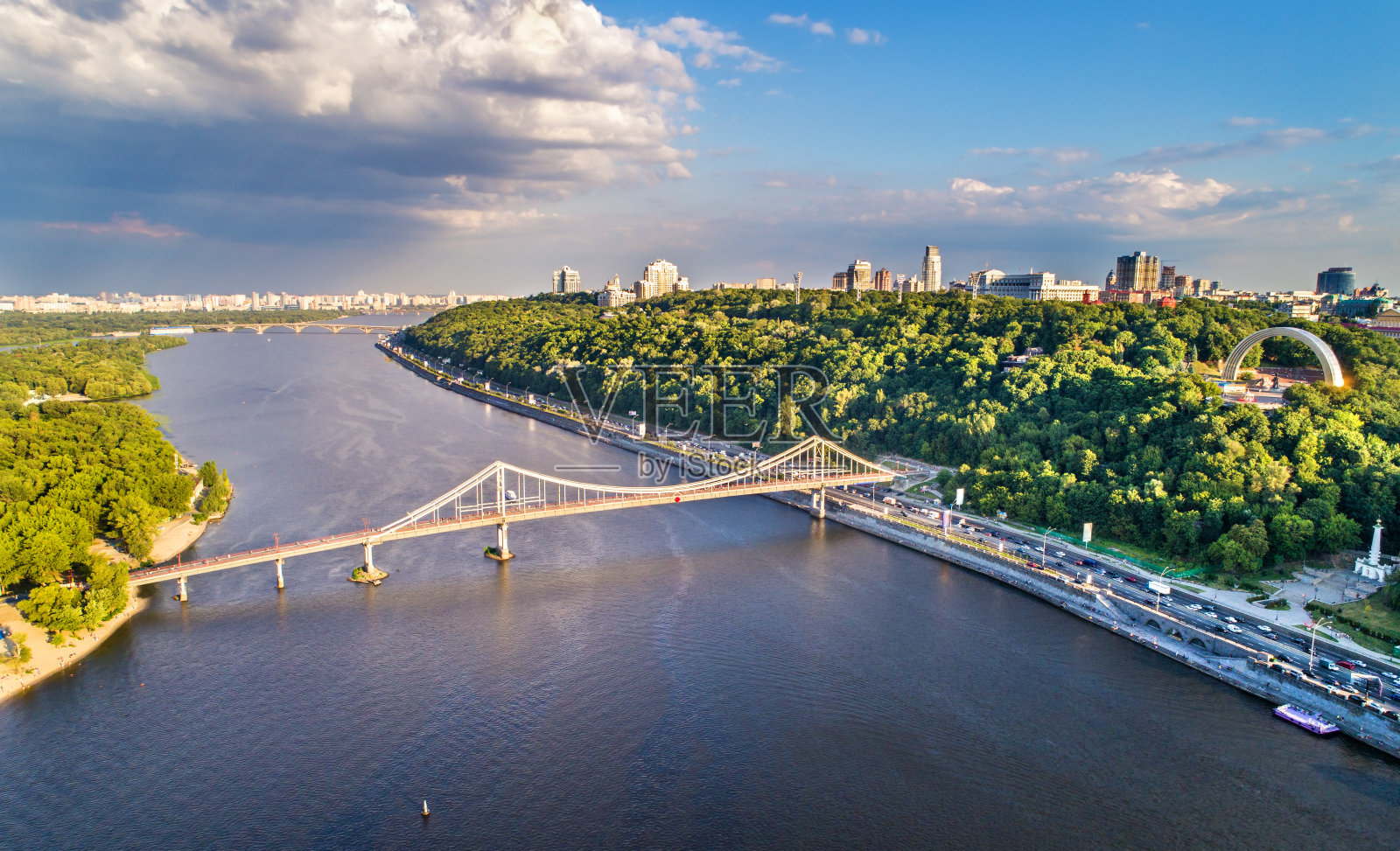 乌克兰基辅的第聂伯河与人行桥的鸟瞰图照片摄影图片
