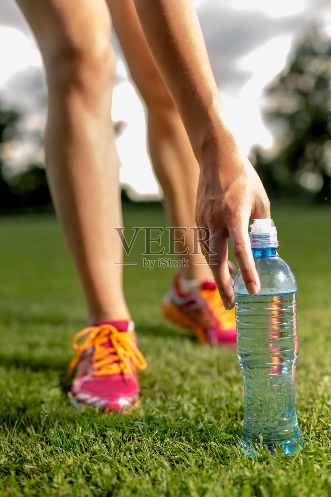 饮水后训练，跑步理念照片摄影图片