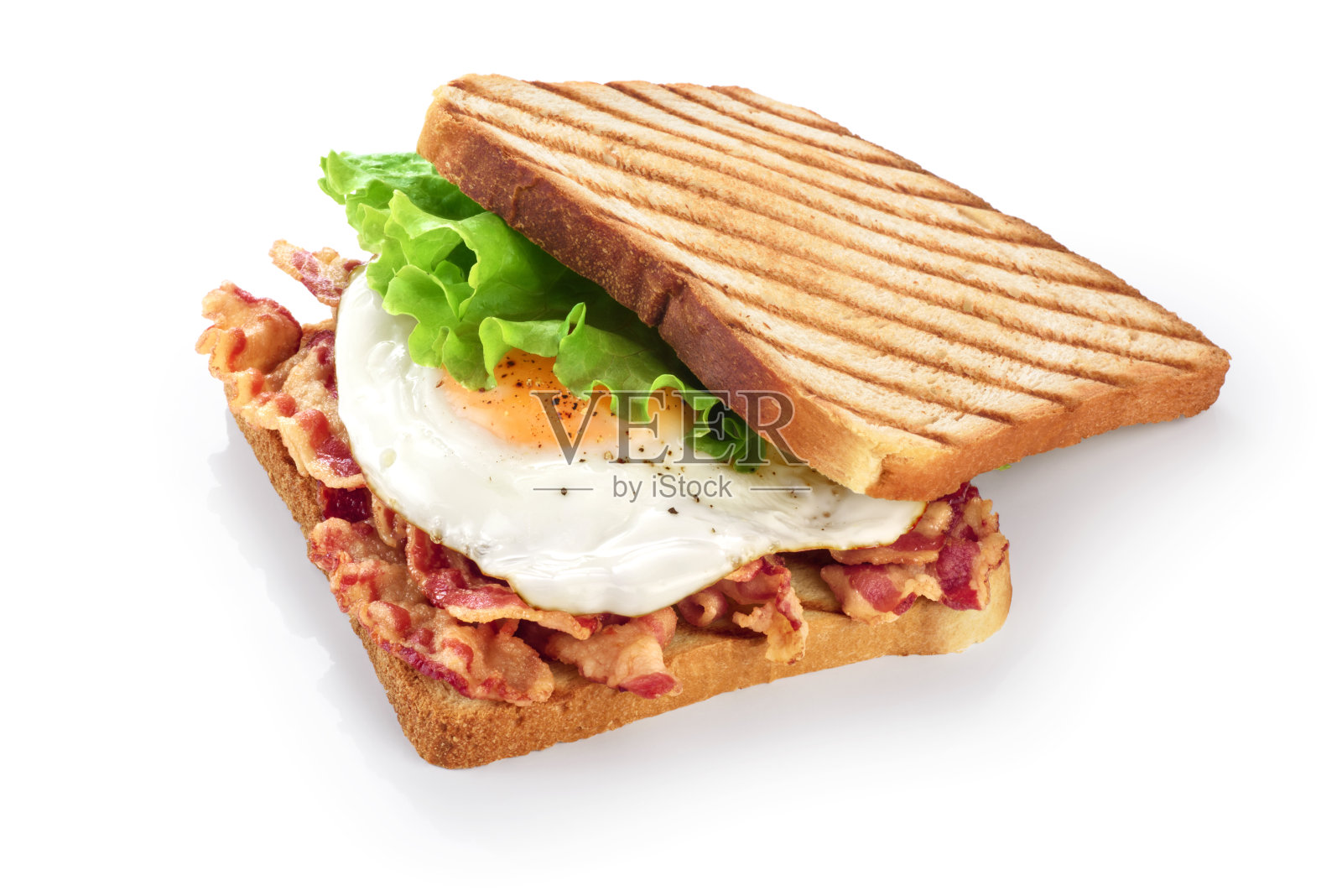 三明治与培根，煎蛋和生菜孤立在白色的背景。照片摄影图片