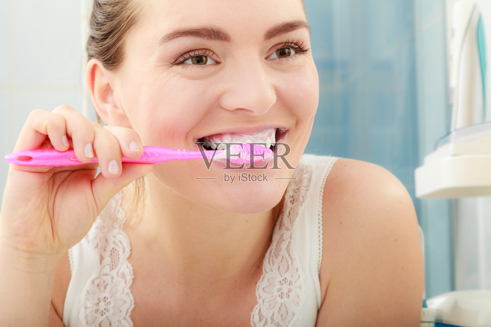 正在刷牙的女人。口腔卫生。照片摄影图片