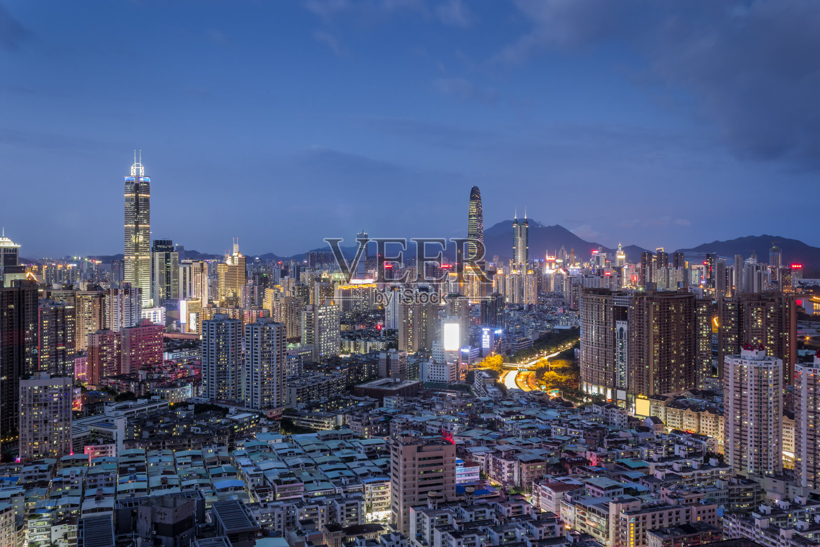 深圳的城市村庄和现代摩天大楼照片摄影图片