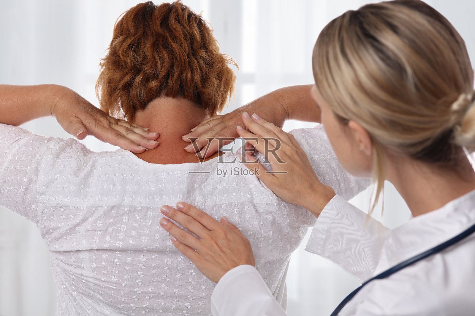 妇女在体检时背部疼痛。按摩,整骨疗法、物理疗法。替代药物，止痛概念。照片摄影图片