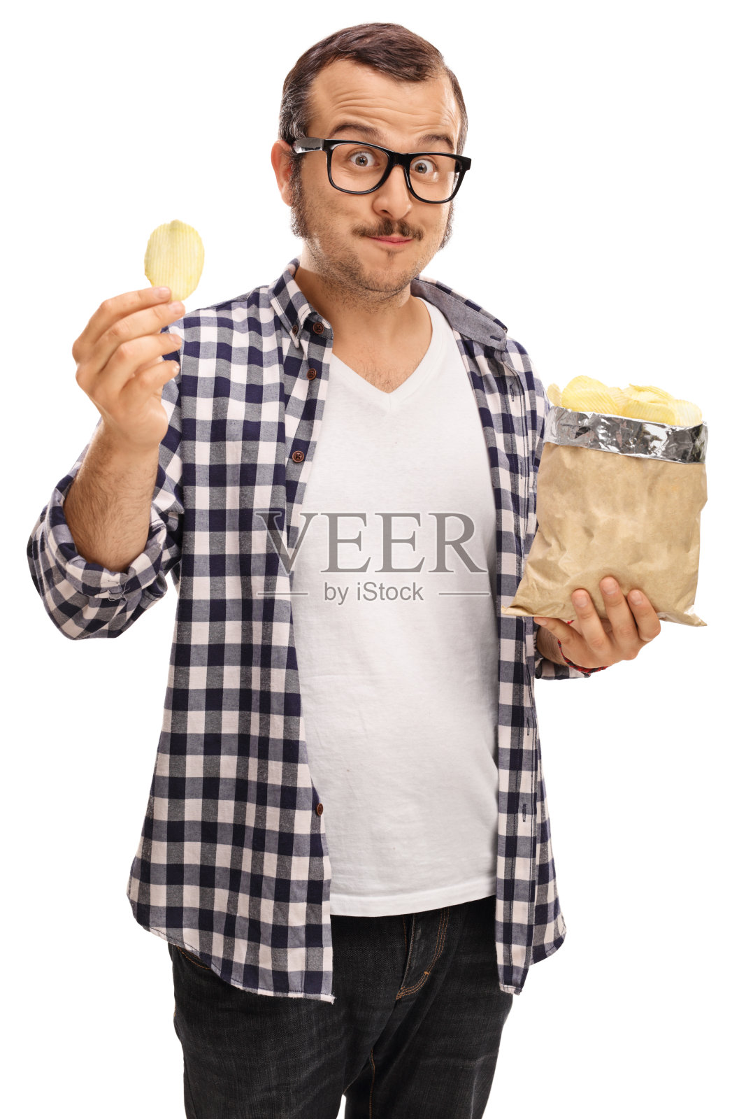一个拿着一袋薯片看着摄像机的人照片摄影图片