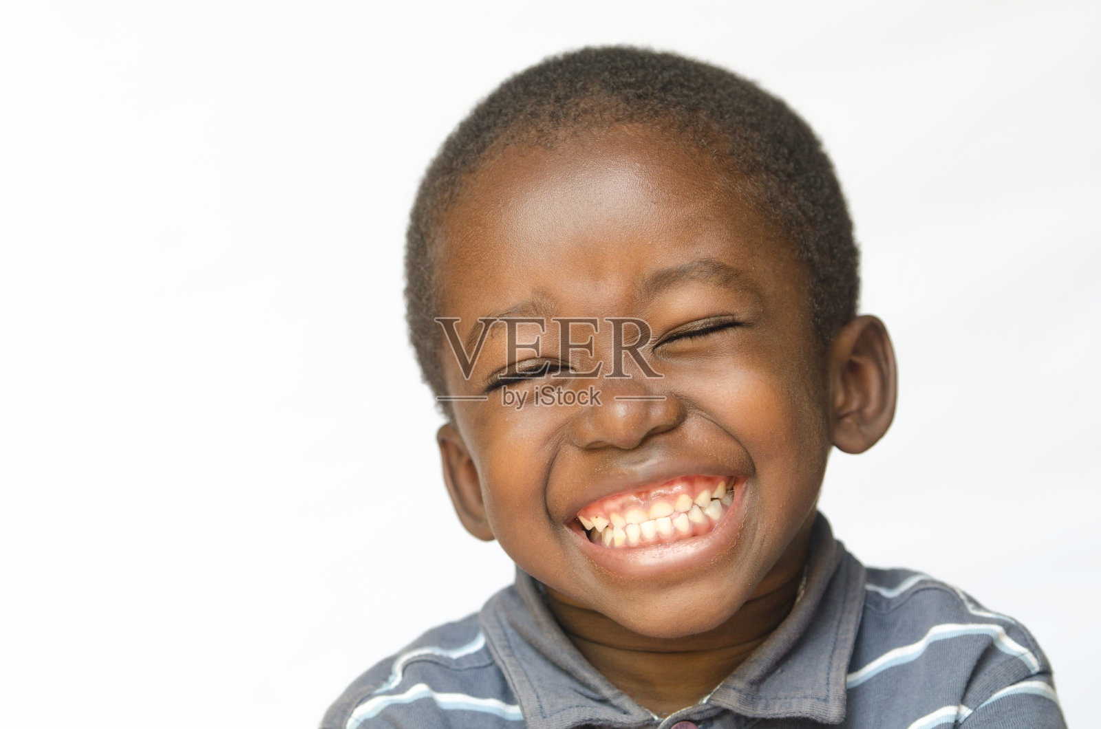 在白人肖像上被孤立的黑人男孩的巨大笑容照片摄影图片