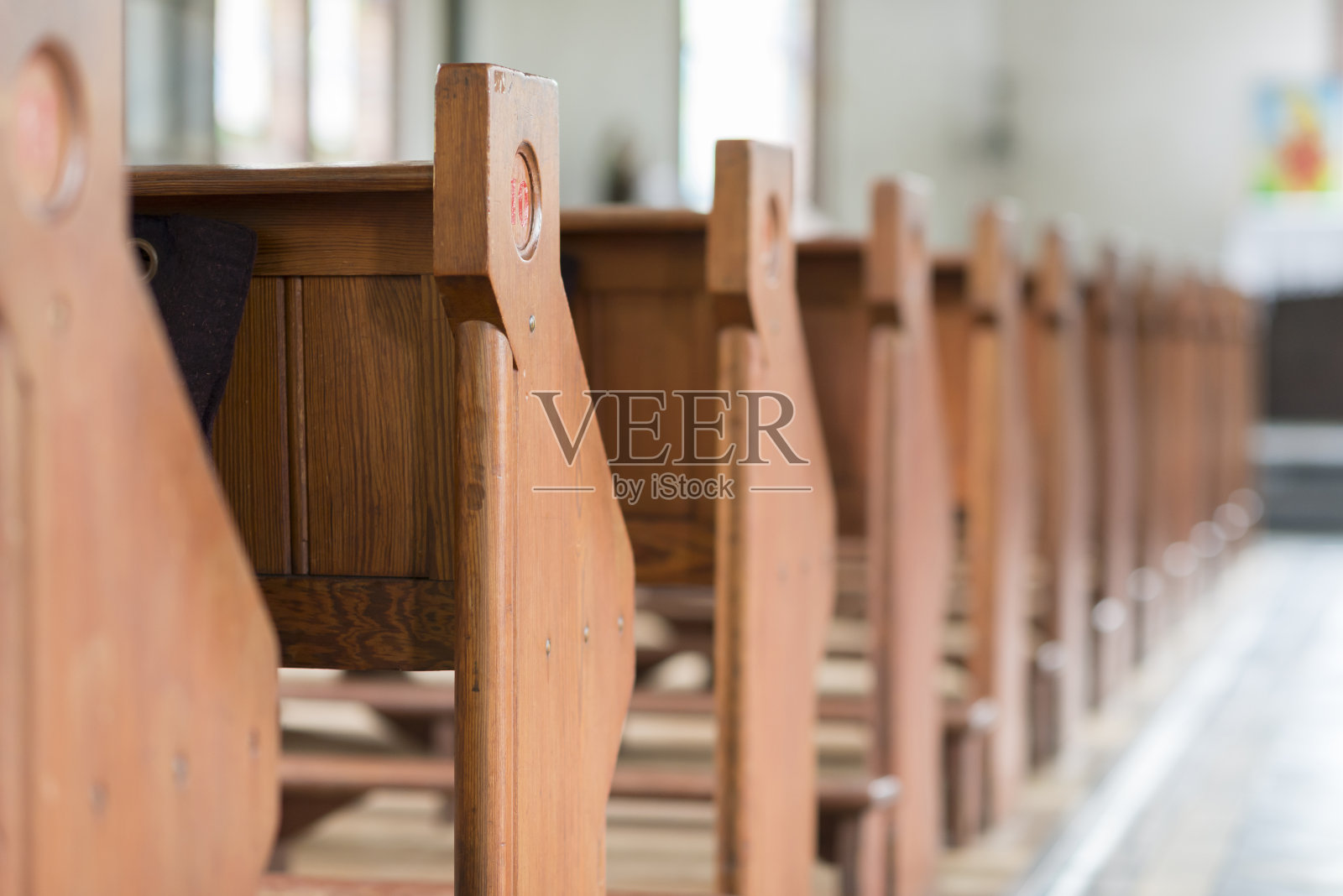 历史悠久的教堂里的长凳照片摄影图片