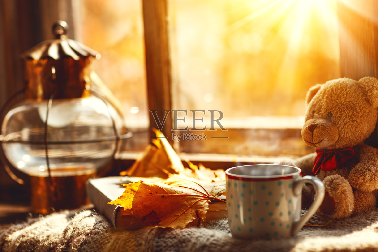 秋天的静物画。一扇窗，热腾腾的茶杯照片摄影图片