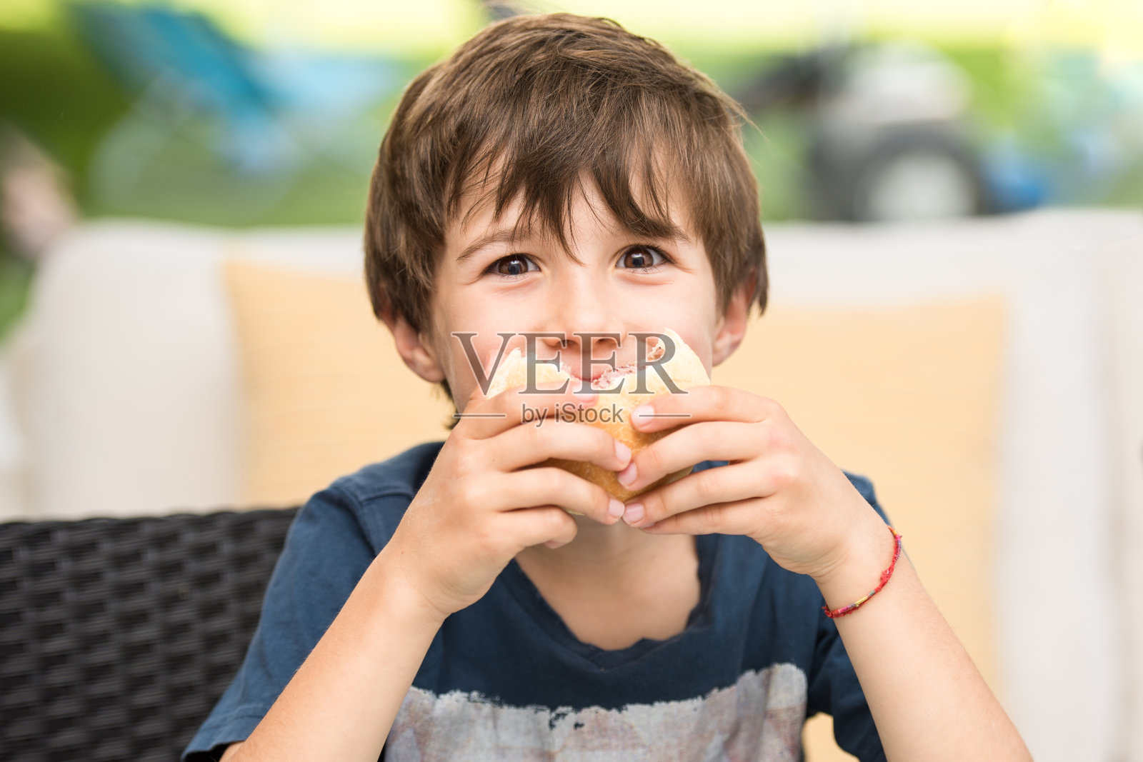 小男孩在吃汉堡包照片摄影图片