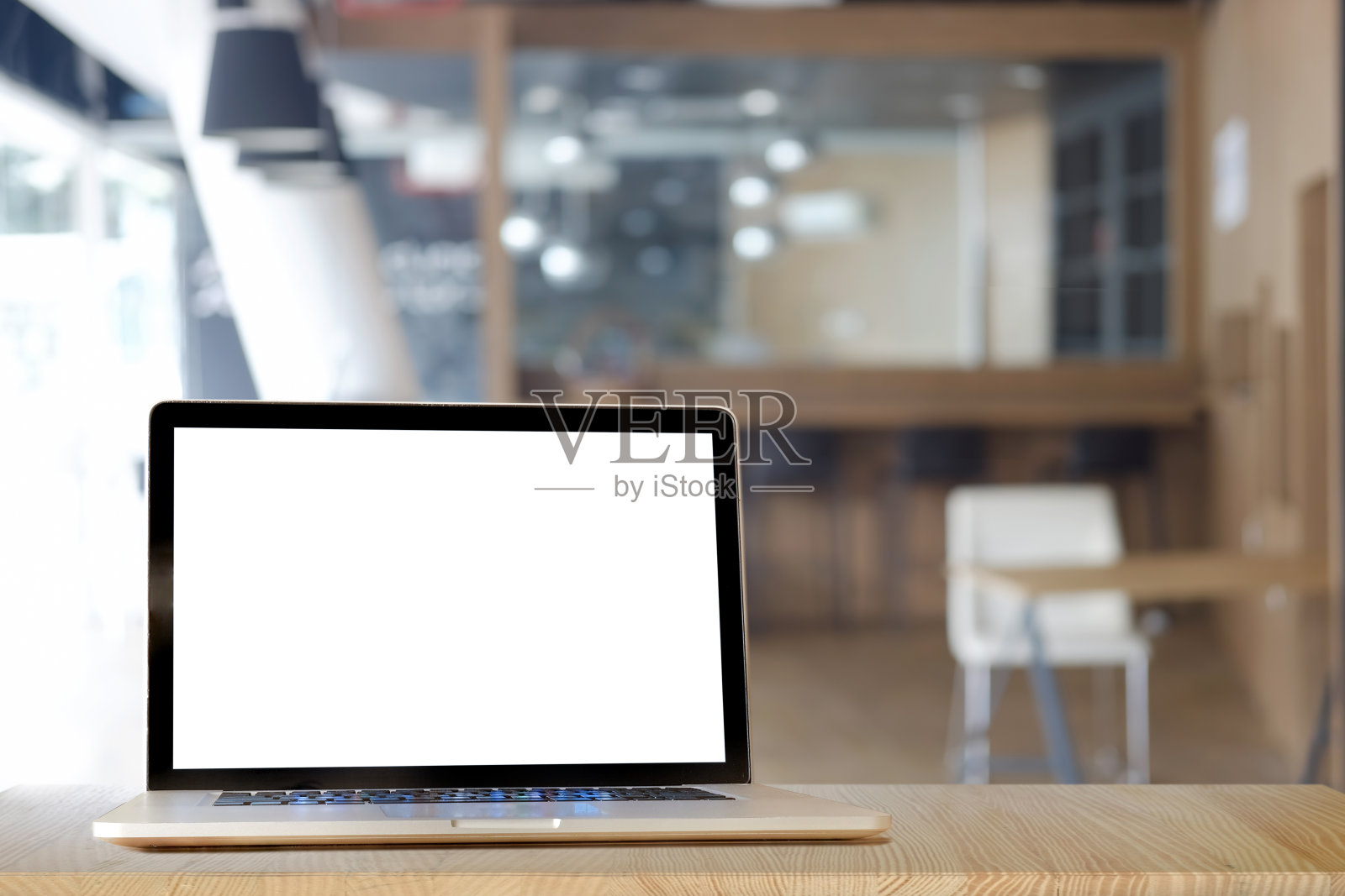 在办公场所或咖啡馆的大理石桌上模拟笔记本电脑的空白屏幕。照片摄影图片